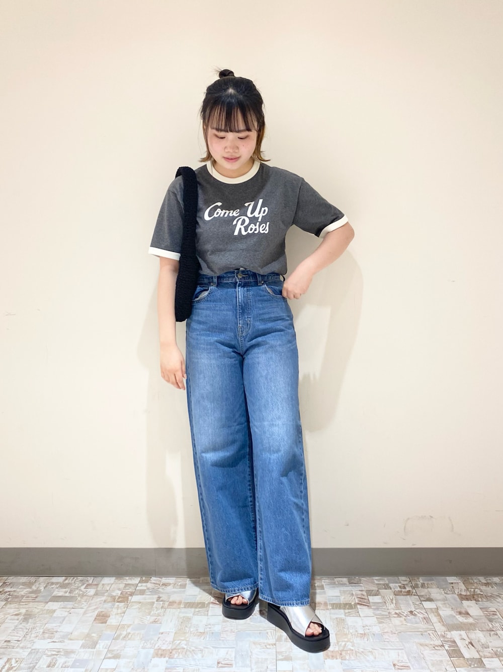 「LOWRYS FARM、ローリーズファーム(LOWRYS FARM)、Tシャツ、Tシャツ×デニム、デニムパンツ、サンダル、夏コーデ、骨格ストレート、シンプルコーデ、お出かけコーデ、カジュアルコーデ、大学生、大学生コーデ、通学コーデ」｜「LOWRYS FARMのリンガーＴシャツＳＳ　704169（Tシャツ/カットソー、グレー系）」を使った、みさきさん（レディース・161cm）の春コーディネートの1枚目の写真