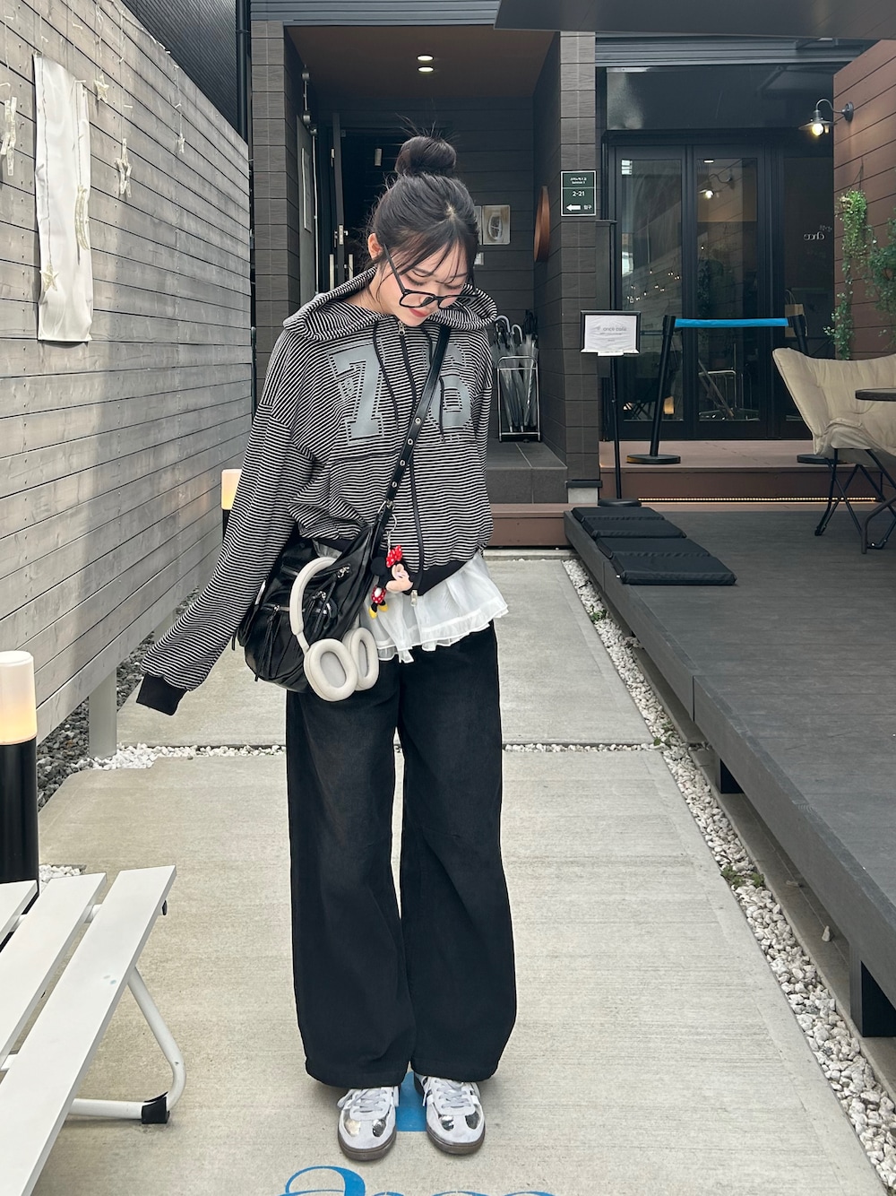 「春めき満開コーデ、最近のいい感じコーデ、パーカー、レイヤードスタイル、デニム、メガネ女子、スニーカー、春コーデ、スポーツミックス、韓国ファッション、ショルダーバッグ、お出かけコーデ、骨格ウェーブ、アディダスオリジナルス」｜「SONAのアイテム（パーカー、その他）」を使った、ramuさん（骨格ウェーブ・レディース・166cm）の春コーディネートの1枚目の写真