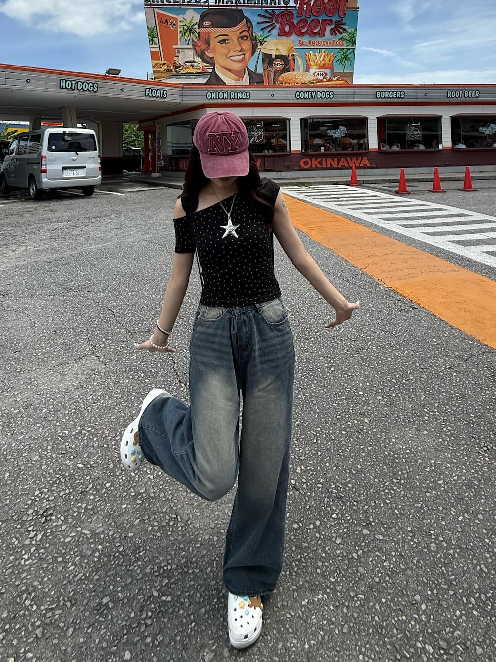 「キャップ、オフショル、デニム、厚底サンダル、サンダル、夏コーデ、韓国ファッション、休日スタイル、カラーコーデ、シンプルコーデ、きれいめカジュアル、スポーツミックス、プチプラ、骨格ウェーブ、アメカジ」｜「SONAのアイテム（デニムパンツ、ブルー系）」を使った、ramuさん（骨格ウェーブ・レディース・166cm）の夏コーディネートの1枚目の写真