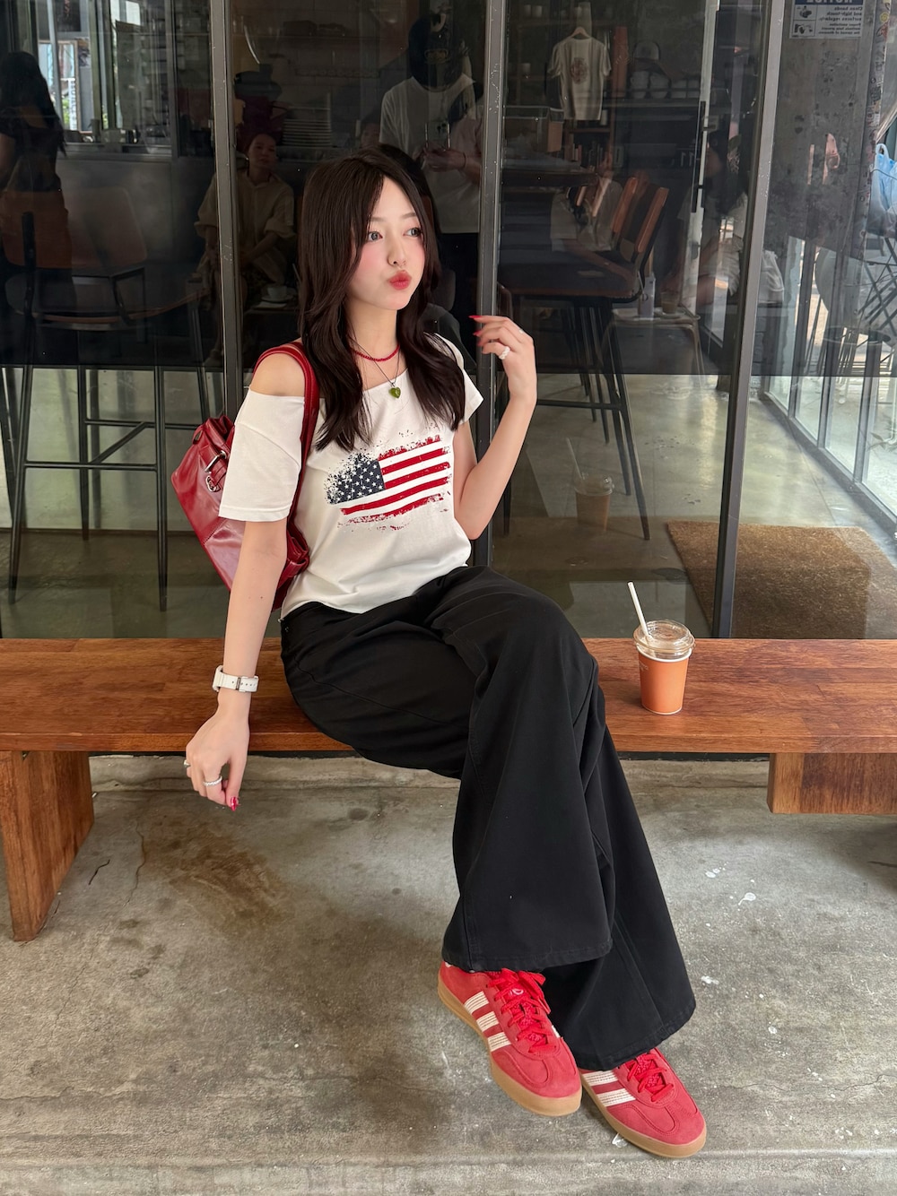 レッド系のスニーカー、レッド系のハンドバッグ、ホワイト系のTシャツ/カットソーを着用したレディースの夏コーディネートの1枚目の写真