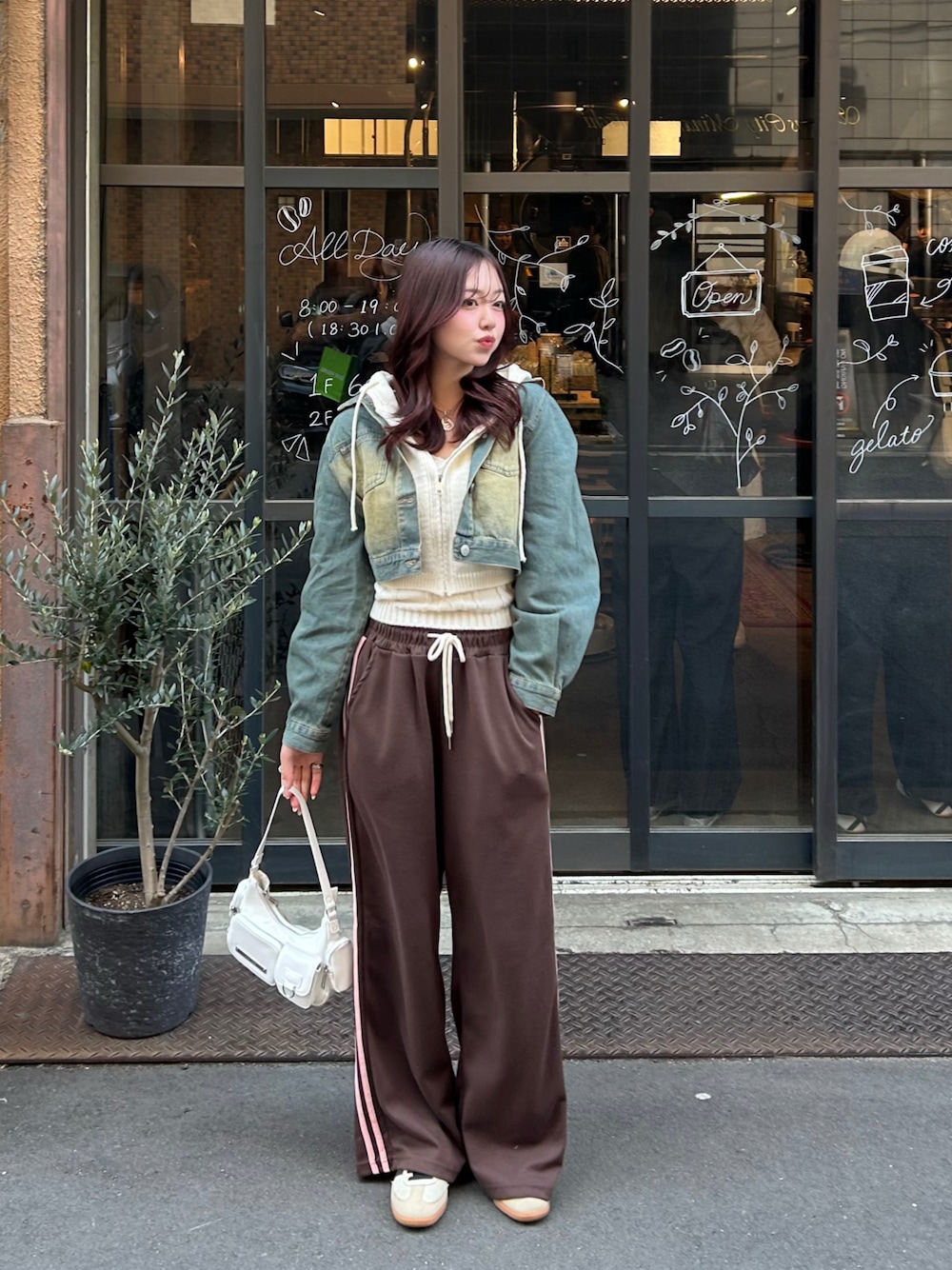 「スニーカー、スウェットパンツ、レイヤードスタイル、春コーデ、古着MIX、大人カジュアル、デニムジャケット、春色、ジャージ、ジップパーカー、お出かけコーデ、休日スタイル、骨格ウェーブ、韓国ファッション、カジュアルガーリー」｜「AsRiReの2点セット　フード付ショート丈ニットトップス+キャミソール（ニット/セーター、ホワイト系）」を使った、ramuさん（レディース・166cm）の春コーディネートの1枚目の写真