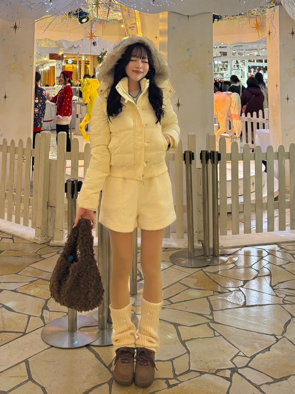 ブラウン系のスニーカー、ホワイト系のジャケット/アウター、ホワイト系のパンツを着用したレディースの冬コーディネートの1枚目の写真
