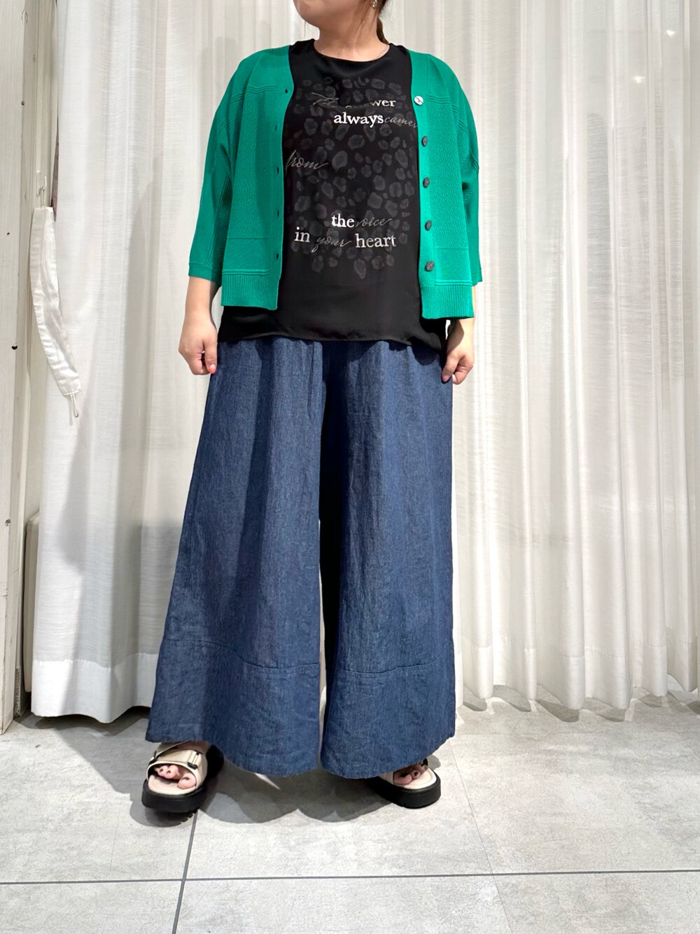 「カラーコーデ、デニム、ワイドパンツ、カーディガン、シアートップス、ラクチンコーデ」｜「Bou JeloudのシアーレイヤードレオパードＴシャツ（Tシャツ/カットソー、ブラック系）」を使った、こっきーさん（骨格ストレート・レディース・153cm）の春コーディネートの1枚目の写真