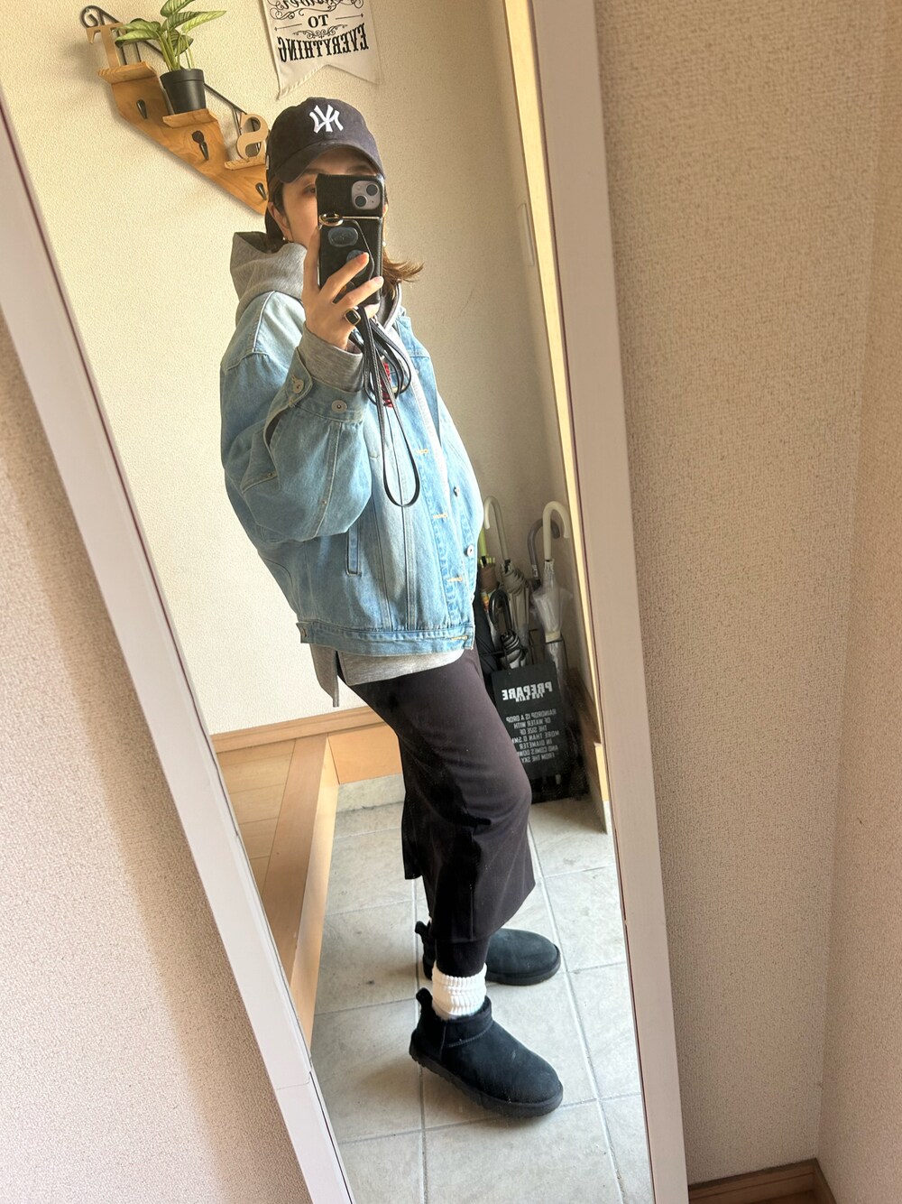 「今日のコーデ、春服、オトナカジュアル、初春コーデ、UNIQLO、UGG、デニムジャケット、カジュアル、着回しコーデ」｜「Javaの《JaVaジャバ コラボ》滑らか＆艶やか。ダンボールニットカンガルーポケットパーカー（パーカー、グレー系）」を使った、capy☺︎さん（骨格ウェーブ・レディース・163cm）の冬コーディネートの1枚目の写真
