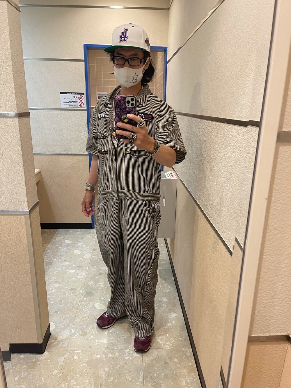 「秋コーデ、休日スタイル、カジュアルコーデ、キャップ、秋のコーデ、つなぎ、つなぎスタイル、つなぎコーデ、ツナギ、ツナギもん好き、シルバーアクセサリー、ニューエラ、ニューバランス」｜「NEW BALANCEのアイテム（スニーカー、ブラウン系）」を使った、だーはらさん（メンズ・176cm）の秋コーディネートの1枚目の写真