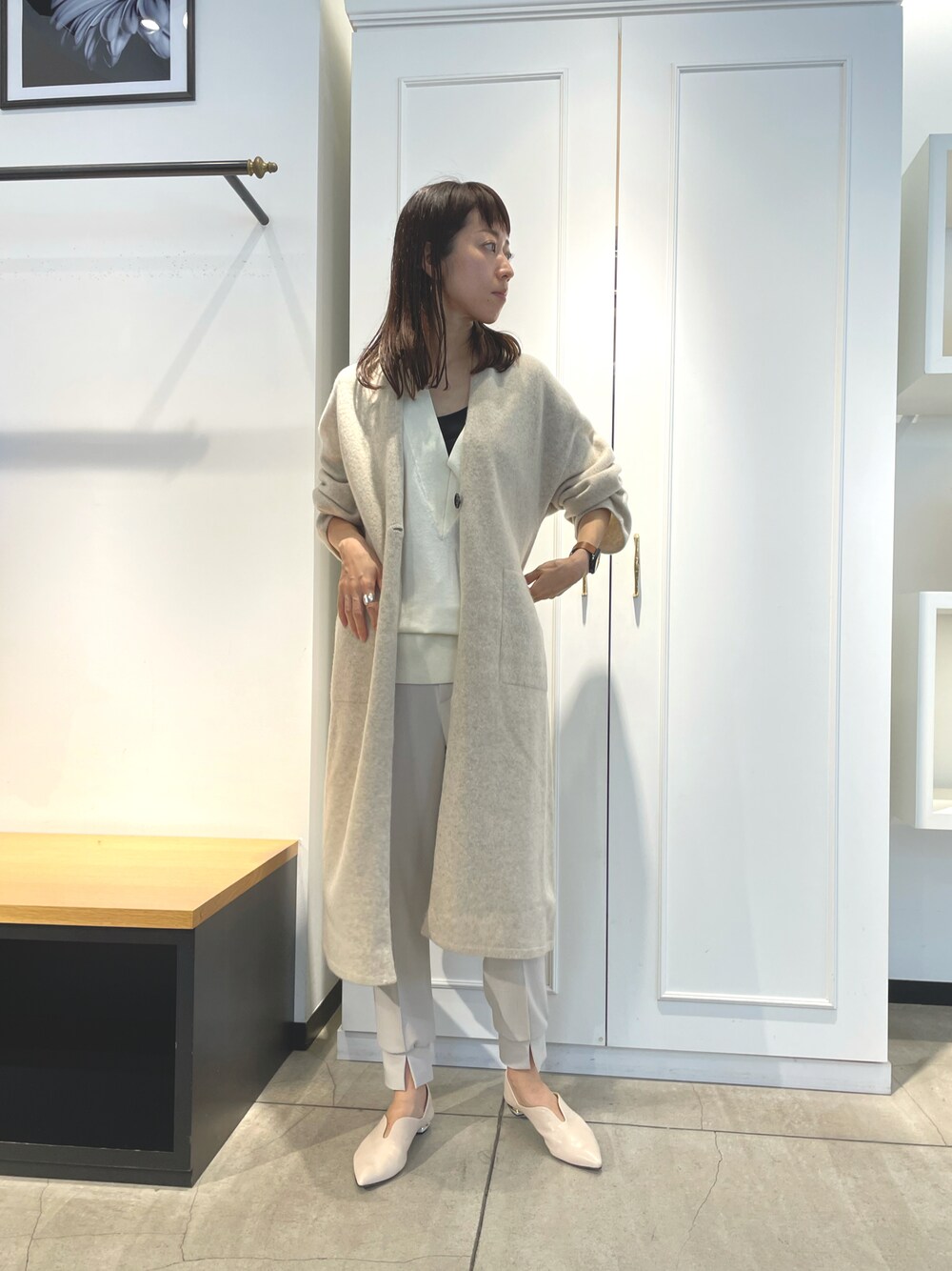 「秋コーデ、大人カジュアル、オトナ女子、秋冬コーデ、パンツスタイル、ニットカーディガン、ニット、ジョガーパンツ、おしゃれさんと繋がりたい、カーディガン、ootd、Vネック、ニットベスト」｜「OUVRAGE CLASSEのアイテム（ベスト、ホワイト系）」を使った、ouvrageclassemadokaさん（レディース・168cm）の秋コーディネートの1枚目の写真