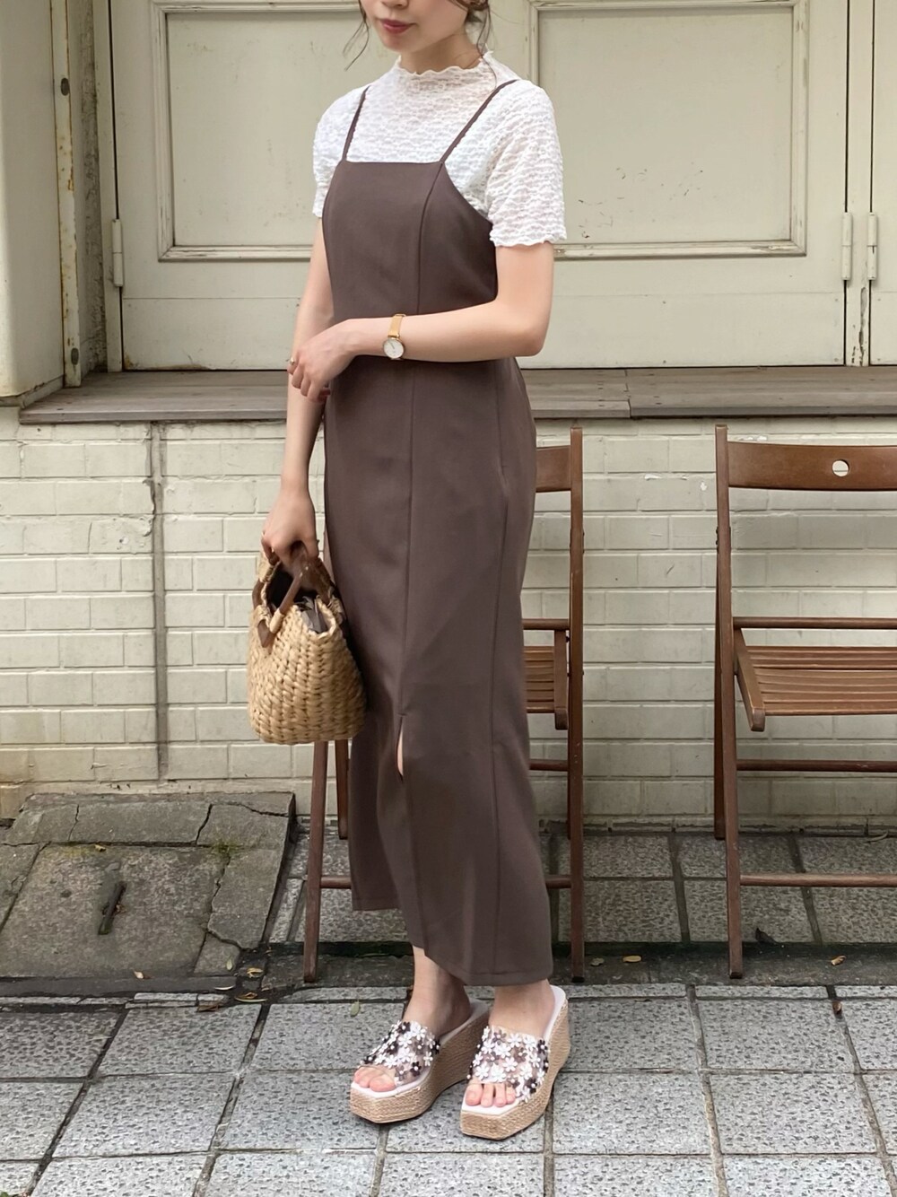 その他のサンダル、ホワイト系のショルダーバッグ、ホワイト系のTシャツ/カットソーを着用したレディースの夏コーディネートの1枚目の写真