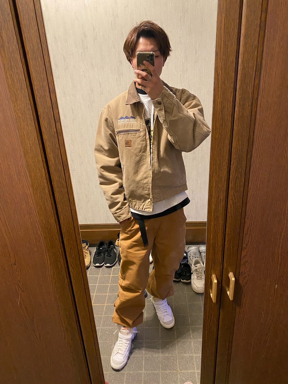 「おしゃれさんと繋がりたい、carhartt、NIKE、Paragraph、古着コーデ、古着MIX、冬服コーデ、ストリートコーデ、ストリートファッション、ストリート系、ファッションモデル目指してます、メンズストリート」｜「Carharttのアイテム（ジャケット/アウター、ベージュ系）」を使った、ひかるさん（メンズ・178cm）の秋コーディネートの1枚目の写真