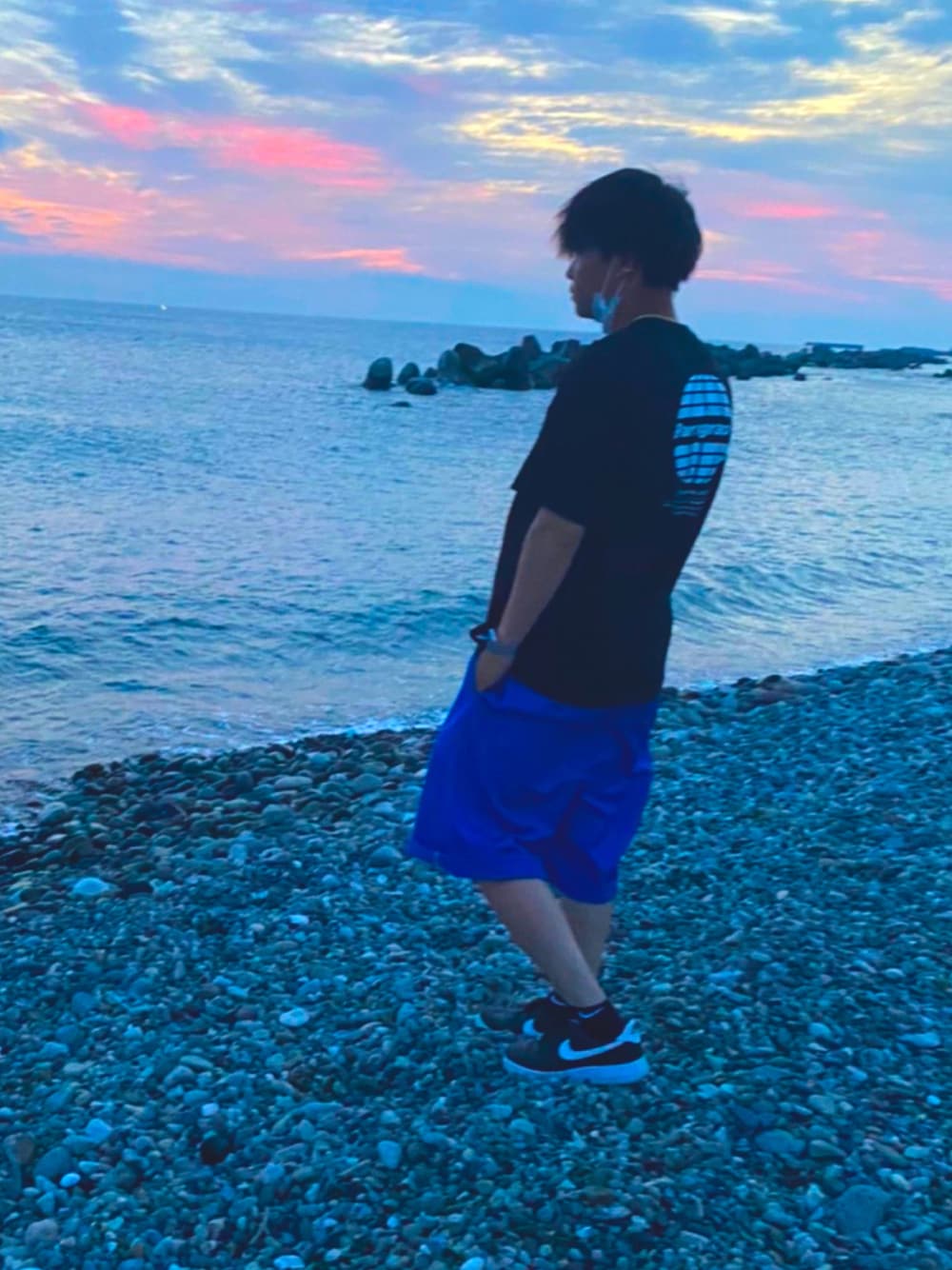 「夏コーデ、カラーパンツ、Paragraph、おしゃれさんと繋がりたい、ストリートコーデ、ストリート系、ストリートファッション」｜「NIKEのアイテム（スニーカー、ブラック系）」を使った、ひかるさん（メンズ・178cm）の秋コーディネートの1枚目の写真