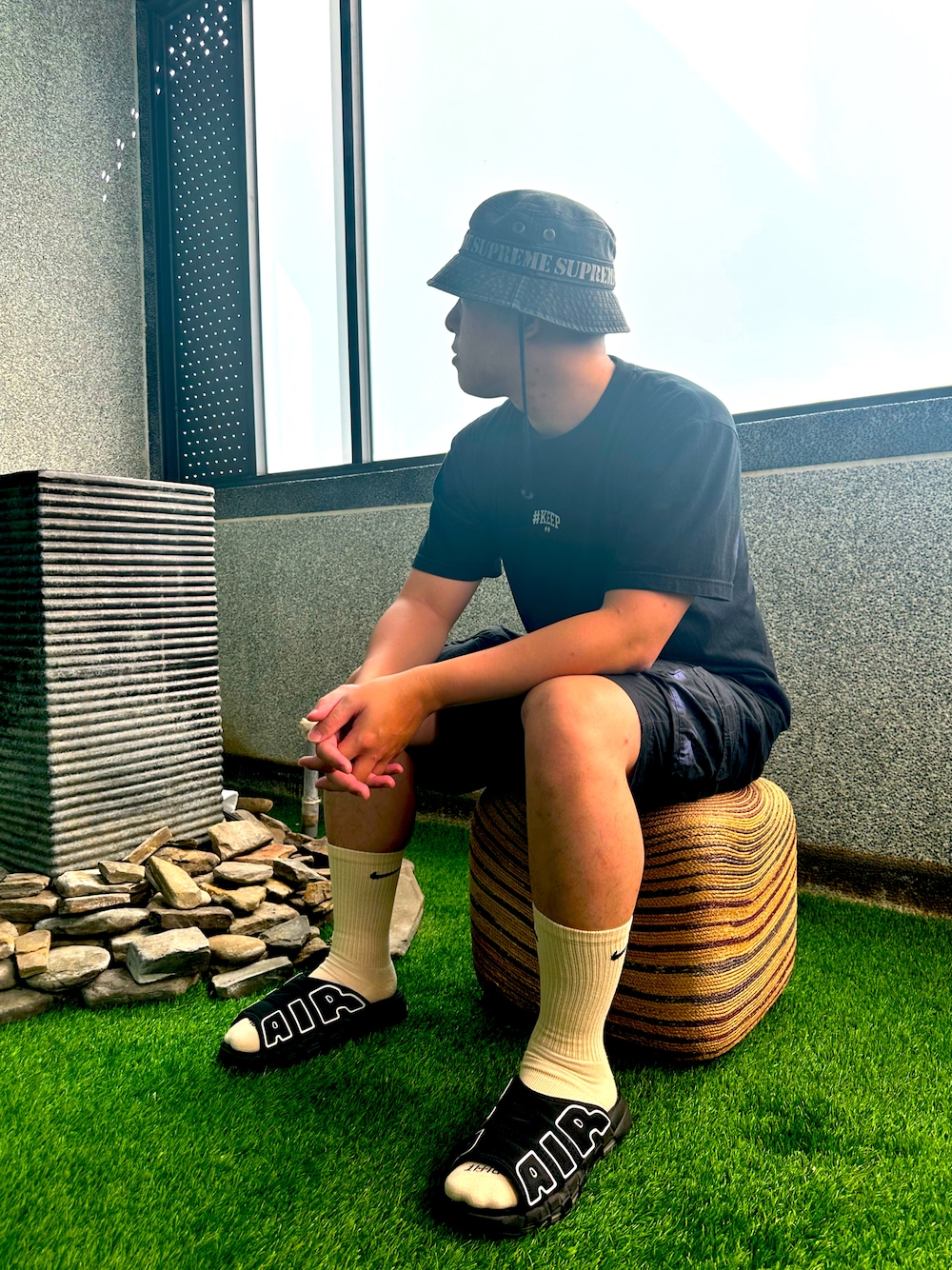 「outdoor、supreme、NIKE、休日スタイル、uptempo」｜「Supreme のアイテム（サンバイザー、グレー系）」を使った、AJさん（メンズ・180cm）の冬コーディネートの1枚目の写真