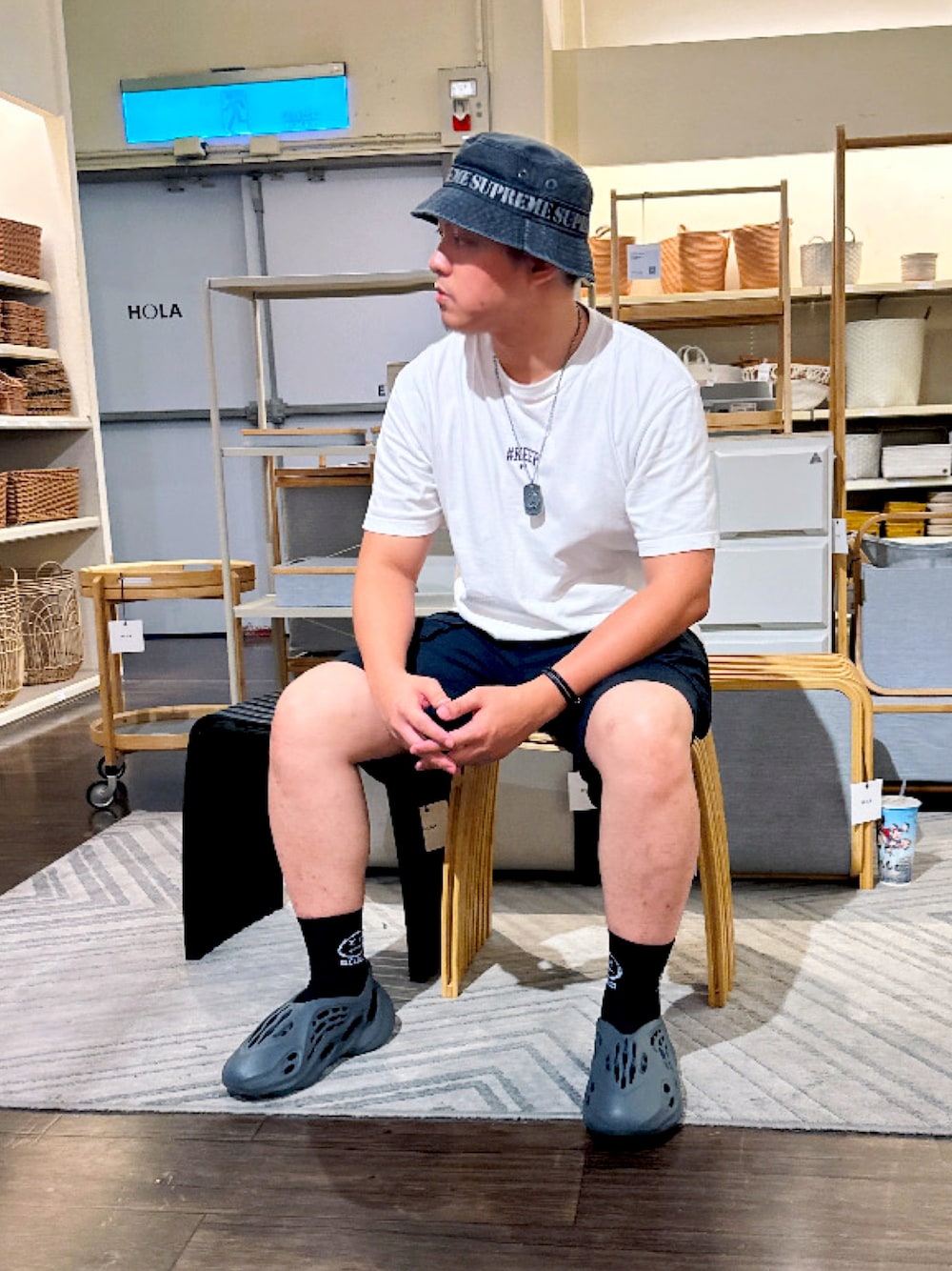 「yeezy、adidas、supreme、Cody Sanderson、sevenfriday、keep、休日コーデ、夏コーデ」｜「Supreme のアイテム（サンバイザー、グレー系）」を使った、AJさん（メンズ・180cm）の秋コーディネートの1枚目の写真