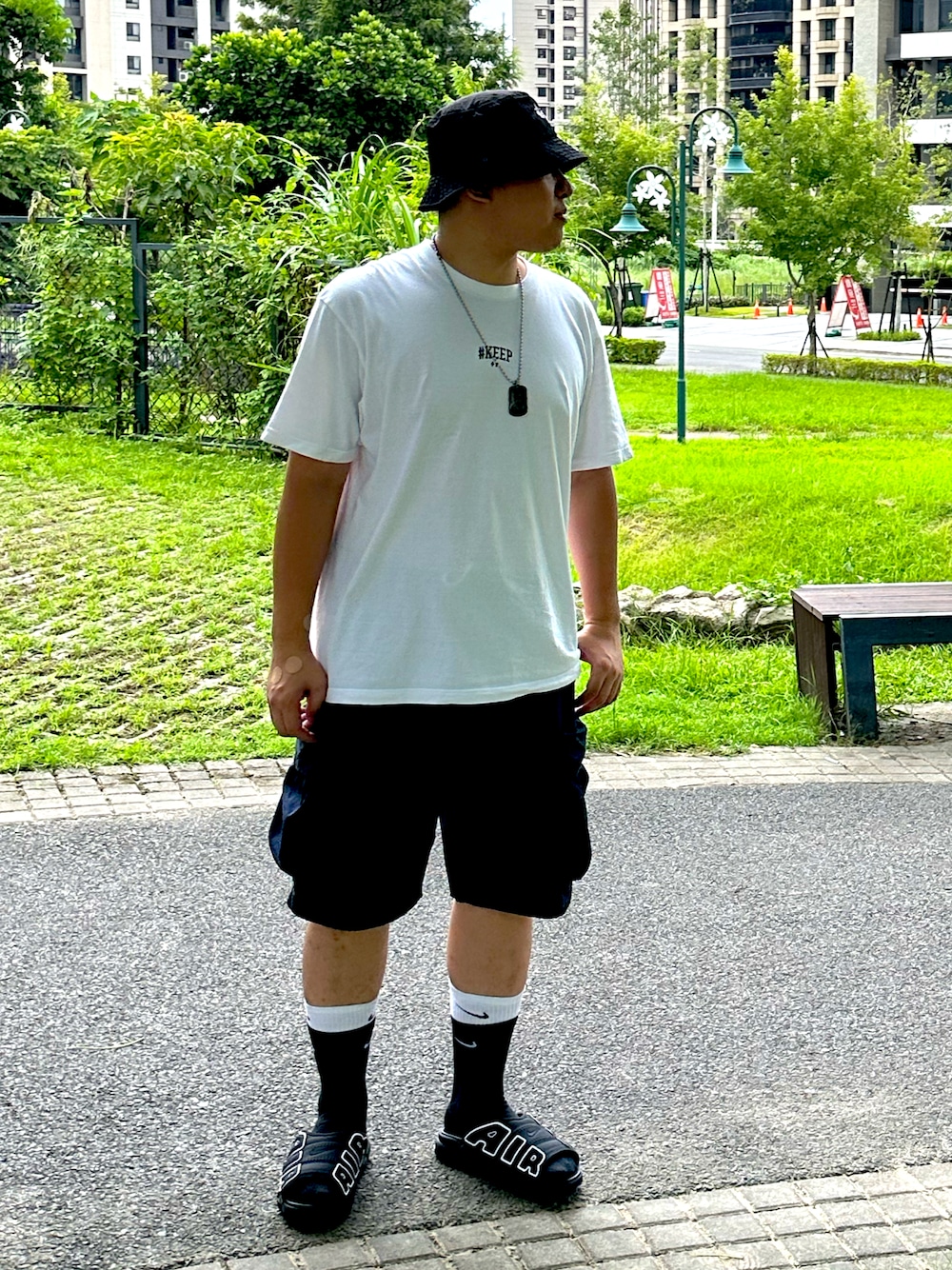 「airmoreuptempo、夏コーデ、Cody Sanderson、stussy、#ootd、#keep、NIKE」｜「STUSSYのSTUSSY/ステューシー BIG STOCK BUCKET HAT バケットハット ワンポイント 刺繍 ロゴ（ハット、ブラック系）」を使った、AJさん（メンズ・180cm）の夏コーディネートの1枚目の写真