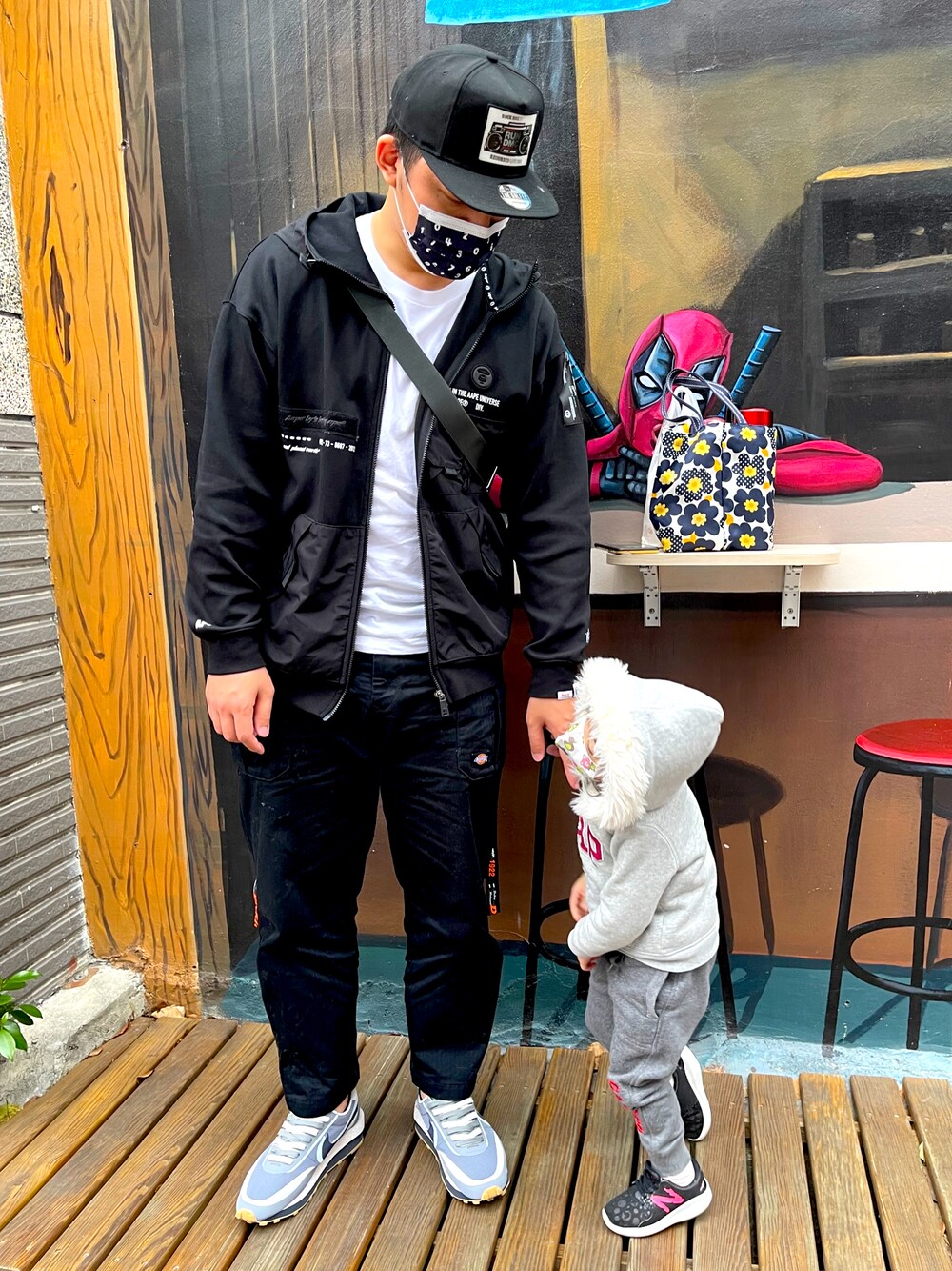 「街頭穿搭、球鞋、工裝褲、nike、sacai、NEW ERA、NEWBALANCE、MLB、AAPE、SOU・SOU、Dickies、LDWAFFLE、dmc」｜「GAPのアイテム（スタジャン、シルバー系）」を使った、AJさん（メンズ・180cm）の冬コーディネートの1枚目の写真