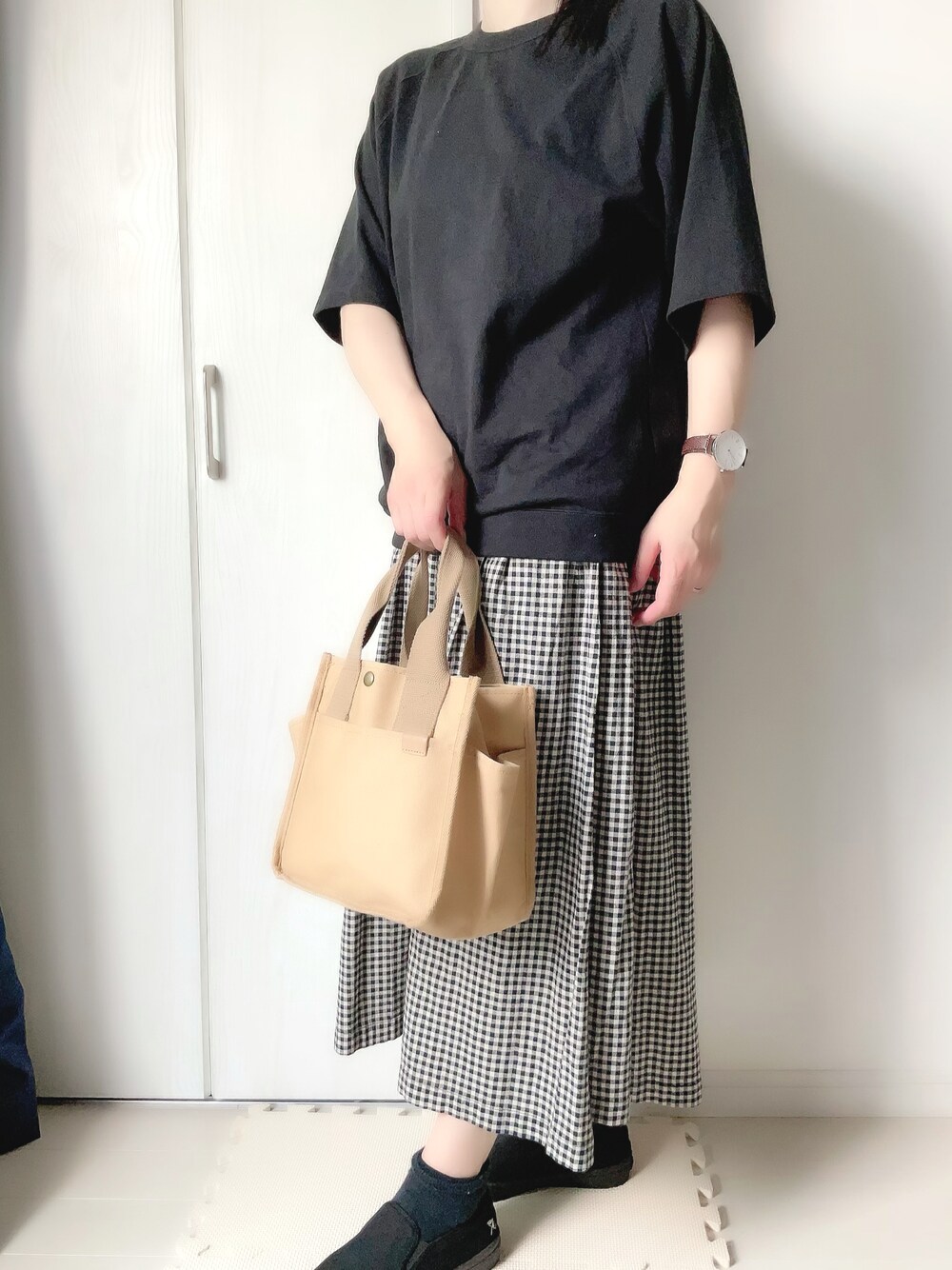 「大人カジュアル、シンプルコーデ、大人コーデ、スニーカー、モノトーン、トートバッグ、休日スタイル、大人ガーリー」｜「UNIQLOのアイテム（Tシャツ/カットソー、ブラック系）」を使った、chamaconariさん（レディース・163cm）の秋コーディネートの1枚目の写真
