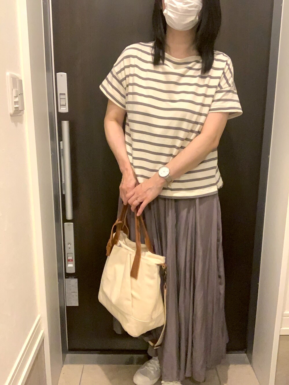 グレー系のTシャツ/カットソー、ベージュ系のトートバッグ、グレー系のスカートを着用したレディースの夏コーディネートの1枚目の写真