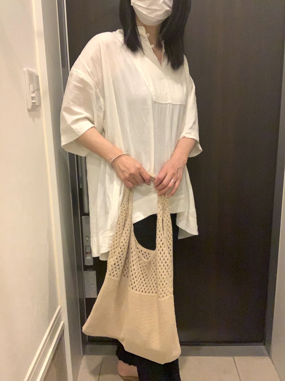 ホワイト系のシャツ/ブラウス、ブラック系のパンツを着用したレディースの夏コーディネートの1枚目の写真