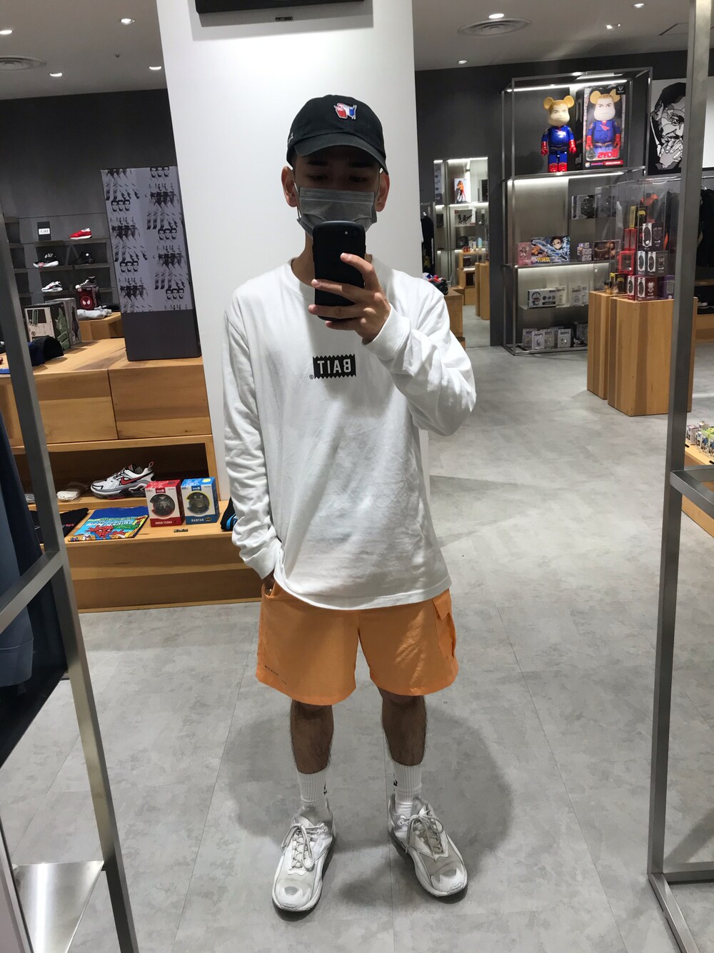 ホワイト系のTシャツ/カットソーを着用したメンズの秋コーディネートの1枚目の写真