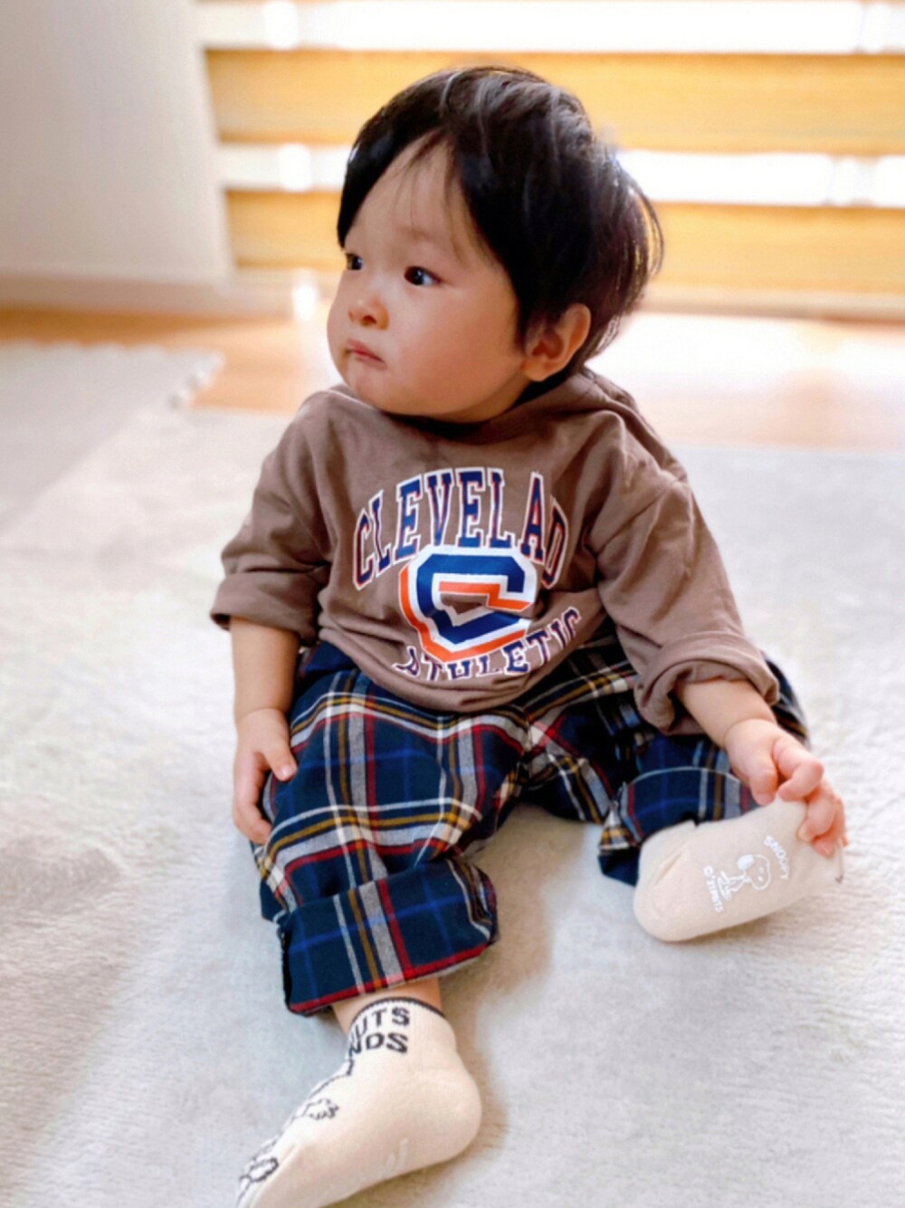 ブラウン系のTシャツ/カットソー、ブラック系のその他パンツ、ブラウン系のTシャツ/カットソーを着用したキッズの秋コーディネートの1枚目の写真