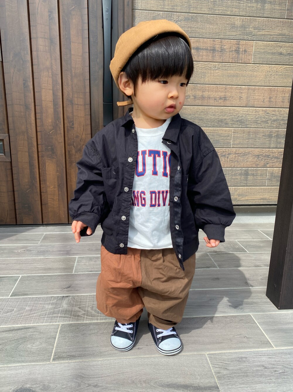 「カジュアルコーデ、白Tシャツ、バイカラーパンツ、NAUTICA、チャオパニックティピー(CIAOPANIC TYPY)、韓国こども服、ハイカットスニーカー、コンバース、フィッシャーマンキャップ、ロゴT」｜「CONVERSEのconverse コンバース BABY ALL STAR N Z ベビーシューズ(ベビーオールスターNZ)（スニーカー、ブラック系）」を使った、KAI★AO☺︎さん（キッズ・80cm）の春コーディネートの1枚目の写真
