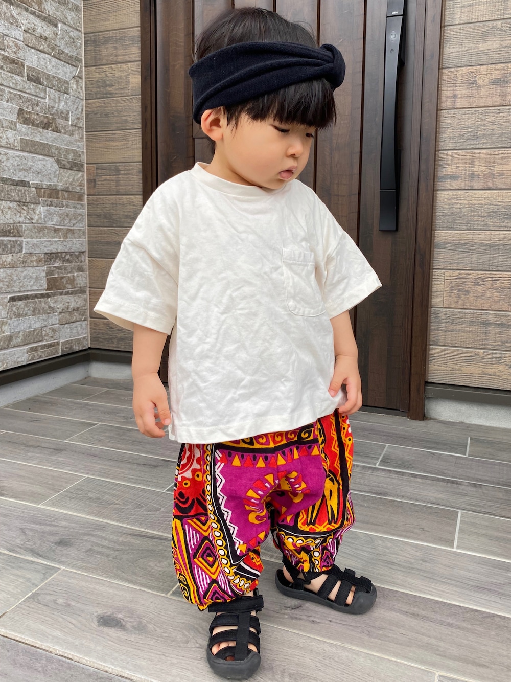 「プチプラ、チャイハネ、白Tシャツ、エスニック、アジアンテイスト、グルカサンダル、ヘアバンド、柄パンツ、カジュアルコーデ」｜「Life Support Productsの防汚加工ワイドポケットＴシャツ（80～150cm）（Tシャツ/カットソー、ホワイト系）」を使った、KAI★AO☺︎さん（キッズ・80cm）の夏コーディネートの1枚目の写真