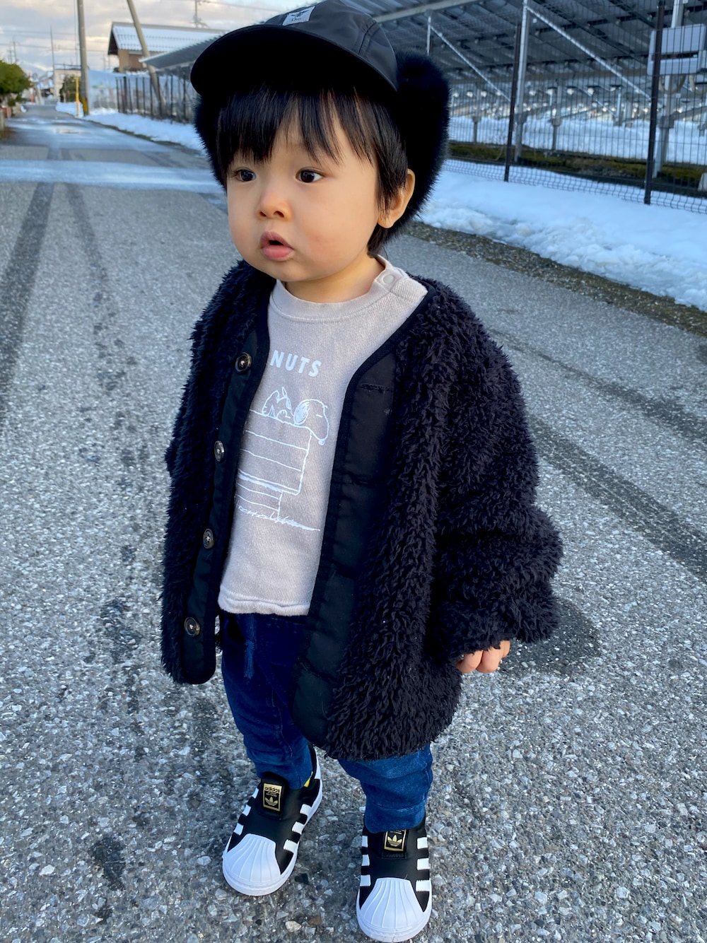 「男の子、1歳6ヶ月、ブランシェス、スヌーピー、ピーナッツ(PEANUTS)、adidas♥️Love、しまむら、ふわふわ、スニーカー、babydior、STOP 誹謗中傷、おしゃれさんと繋がりたい、おしゃれ初心者、冬コーデ」｜「BRANSHESの【ノーカラー】ボアジャケット（ブルゾン、ブラック系）」を使った、KAI★AO☺︎さん（キッズ・80cm）の春コーディネートの1枚目の写真
