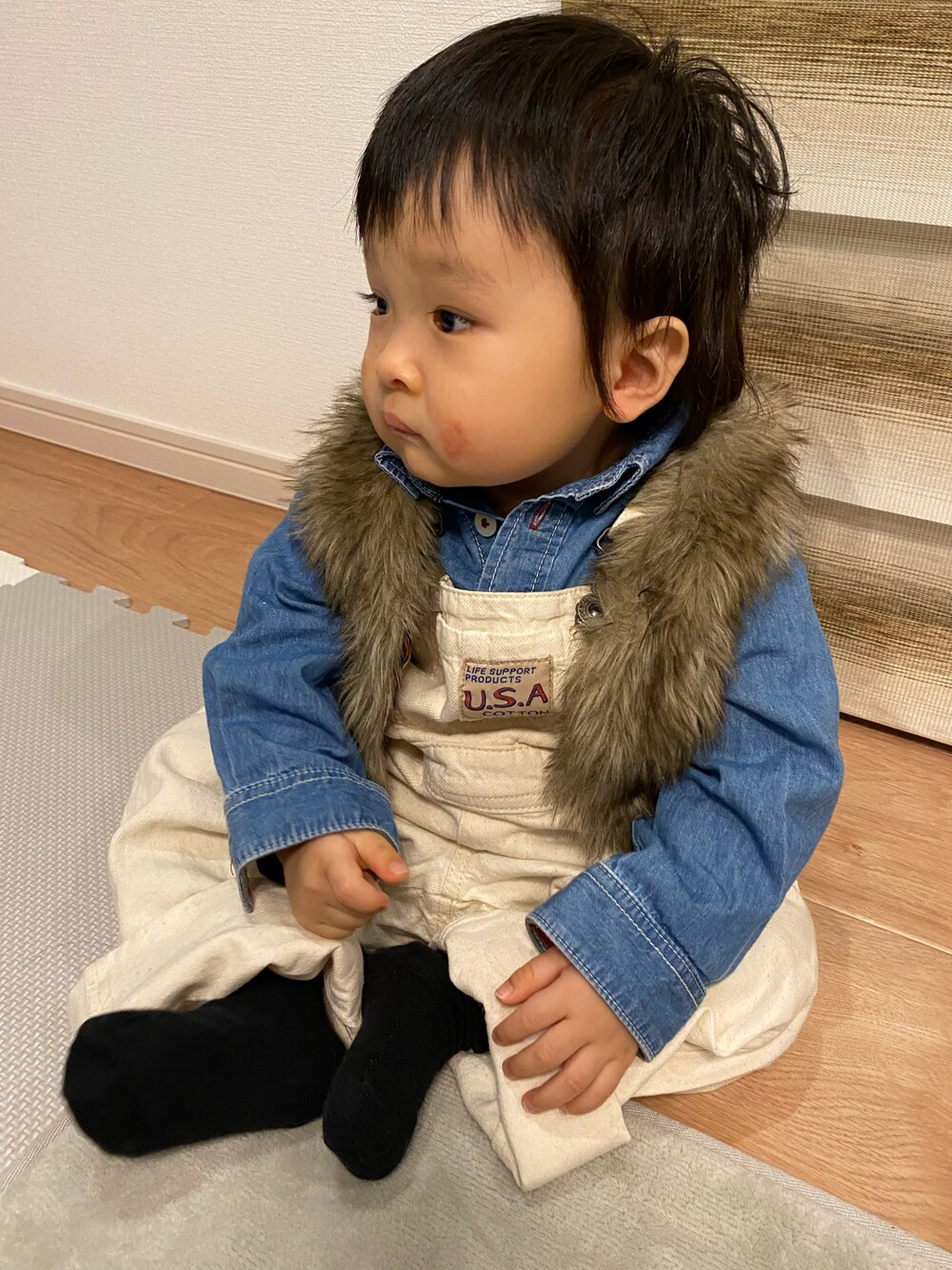 「デニムシャツ、プチプラ、ファーベスト、男の子、白サロペット、1歳2ヶ月、adidas♥️Love、STOP 誹謗中傷」｜「Life Support Productsの【コットンUSA】デニムオーバーオール（80～160cm）（サロペット/オーバーオール、ホワイト系）」を使った、KAI★AO☺︎さん（キッズ・80cm）の秋コーディネートの1枚目の写真