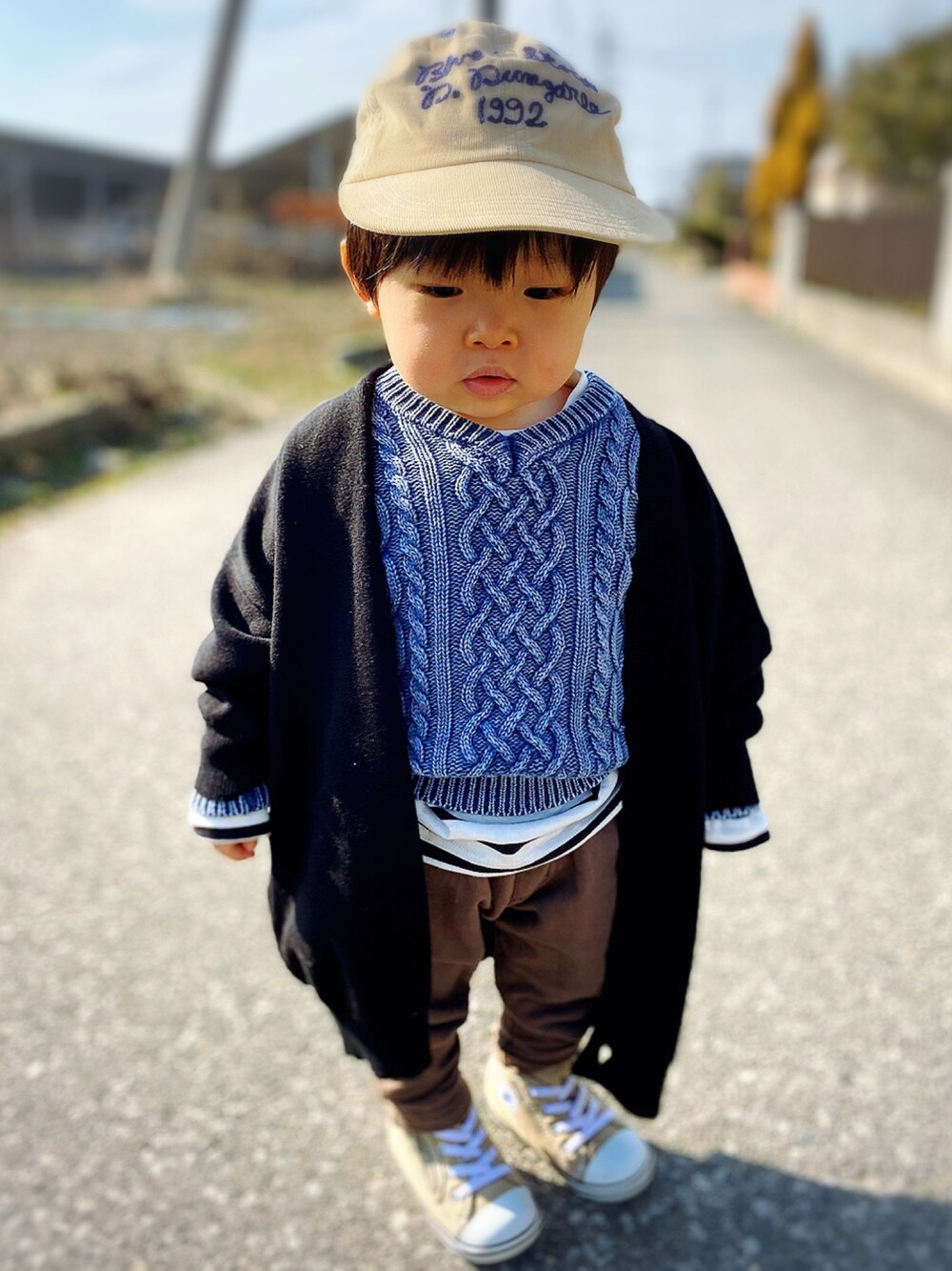 「男の子、1歳6ヶ月、DENIM DUNGAREE、devirock、レイヤードスタイル、Rodeo Crowns KIDS、西松屋、しまむら、コンバース、converse、カーディガン、キャップ」｜「DENIM DUNGAREEのアイテム（キャップ、ベージュ系）」を使った、KAI★AO☺︎さん（キッズ・80cm）の春コーディネートの1枚目の写真