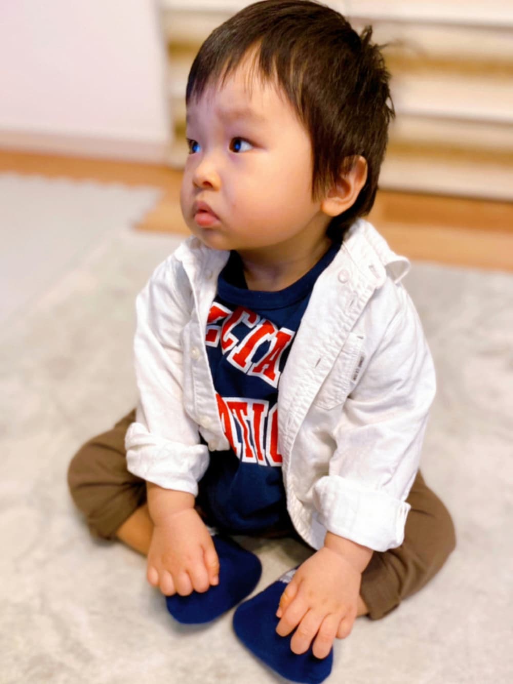 「ロゴT、白シャツ、ベレー帽、プチプラ、モンチッチ、男の子、シャツスタイル、ブラウンパンツ、1歳1ヶ月、ジャンボカット、adidas好き、男の子ベビー、秋服準備はじめました」｜「BIG FIELDのカレッジプリントTシャツ（80～150cm）（Tシャツ/カットソー、ブルー系）」を使った、KAI★AO☺︎さん（キッズ・80cm）の秋コーディネートの1枚目の写真
