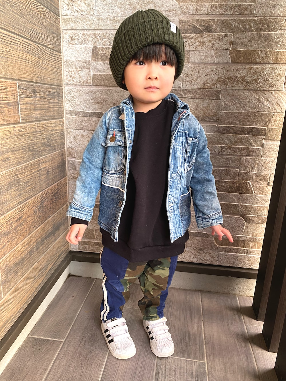 「スポーツミックス、デニムジャケット、ニット帽、スーパースター、adidas originals、スニーカー、ストリート、休日スタイル、BAYFLOW(BAYFLOW)、デニムアンドダンガリー、ラインパンツ、ペアマノンストリート」｜「BAYFLOWのニットワッチ（KIDS）（ニットキャップ/ビーニー、グリーン系）」を使った、KAI★AO☺︎さん（キッズ・90cm）の冬コーディネートの1枚目の写真