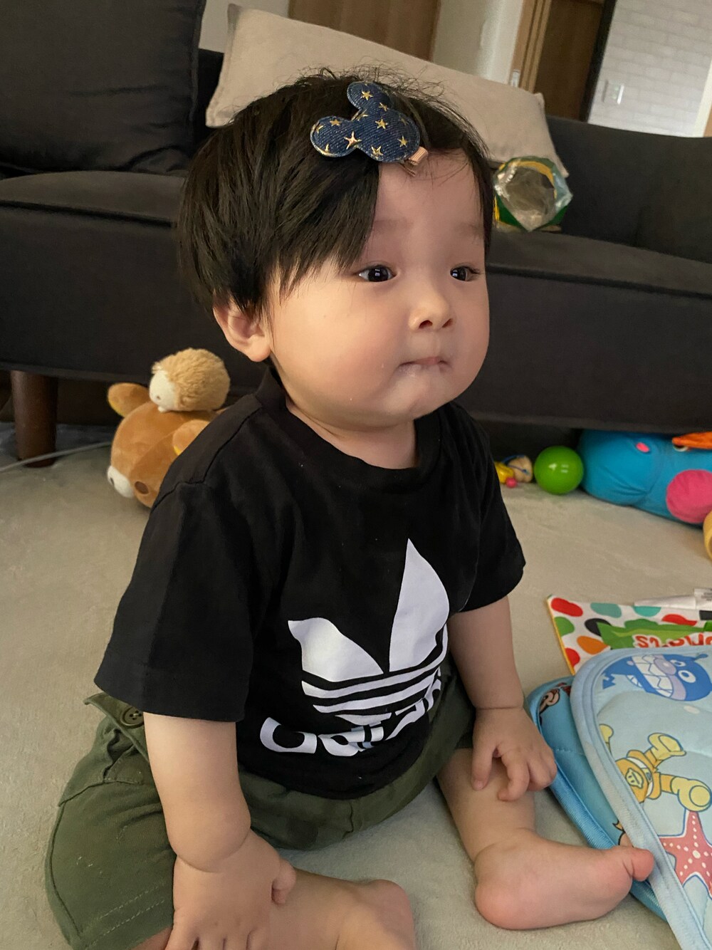 ブラック系のTシャツ/カットソー、グリーン系のパンツを着用したキッズの夏コーディネートの1枚目の写真