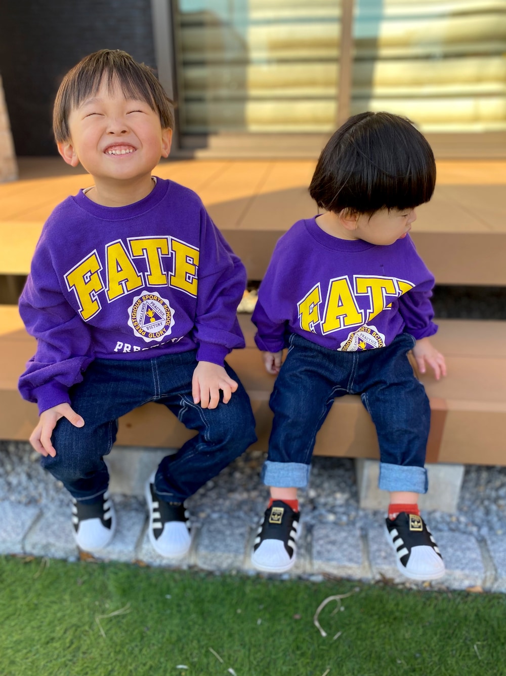 「兄弟コーディネート、おそろいコーデ、パープルコーデ、DRC branshes、Noa Department Store、デニムパンツ、スウェット、adidas」｜「DRC branshesの【WEB限定/DRC/やわらか薄手裏毛】アソートグラフィックBIGシルエットトレーナー（スウェット、パープル系）」を使った、KAI★AO☺︎さん（キッズ・100cm）の春コーディネートの1枚目の写真