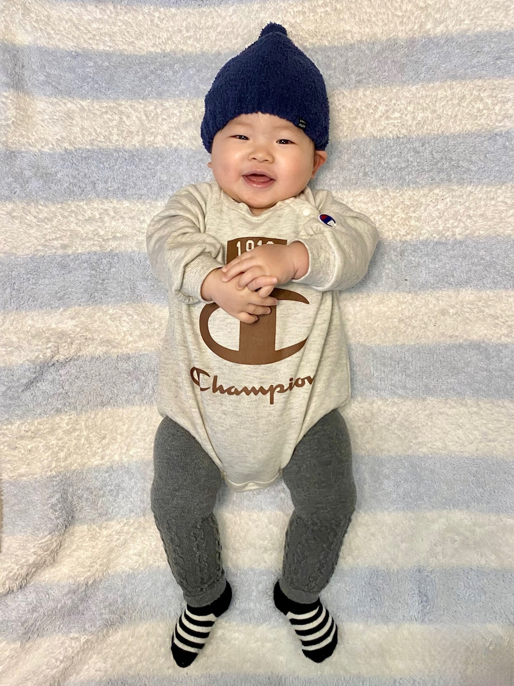 「１０ヶ月Boy、チャンピオン、タイツ×靴下、ロンパース、ロンパースはそろそろ卒業、petit main、ニット帽」｜「petit mainのとんがりマシュマロビーニー（ニットキャップ/ビーニー、ブルー系）」を使った、KAI★AO☺︎さん（キッズ・90cm）の冬コーディネートの1枚目の写真