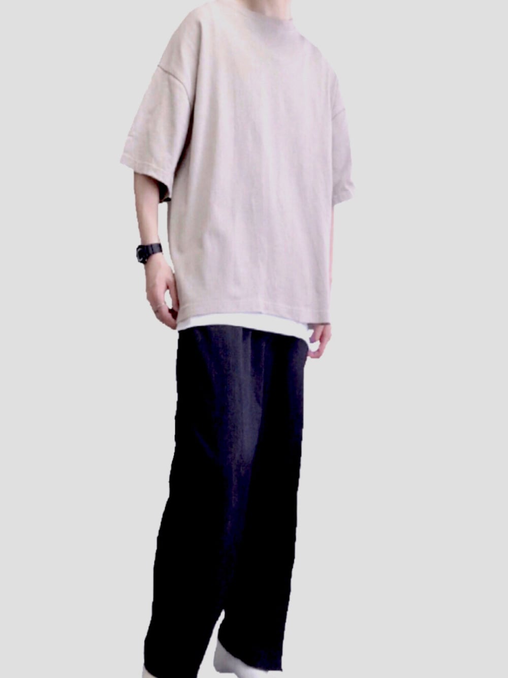 ブルー系のスラックス、ベージュ系のTシャツ/カットソー、ホワイト系のタンクトップを着用したメンズの夏コーディネートの1枚目の写真