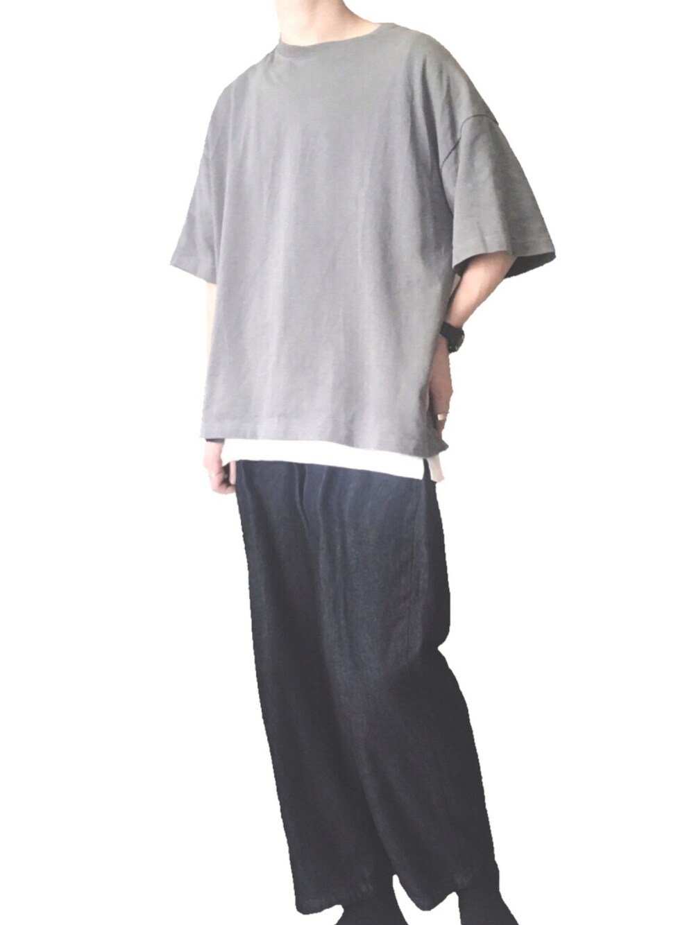 グレー系のTシャツ/カットソー、ブルー系のデニムパンツ、ホワイト系のタンクトップを着用したメンズの秋コーディネートの1枚目の写真