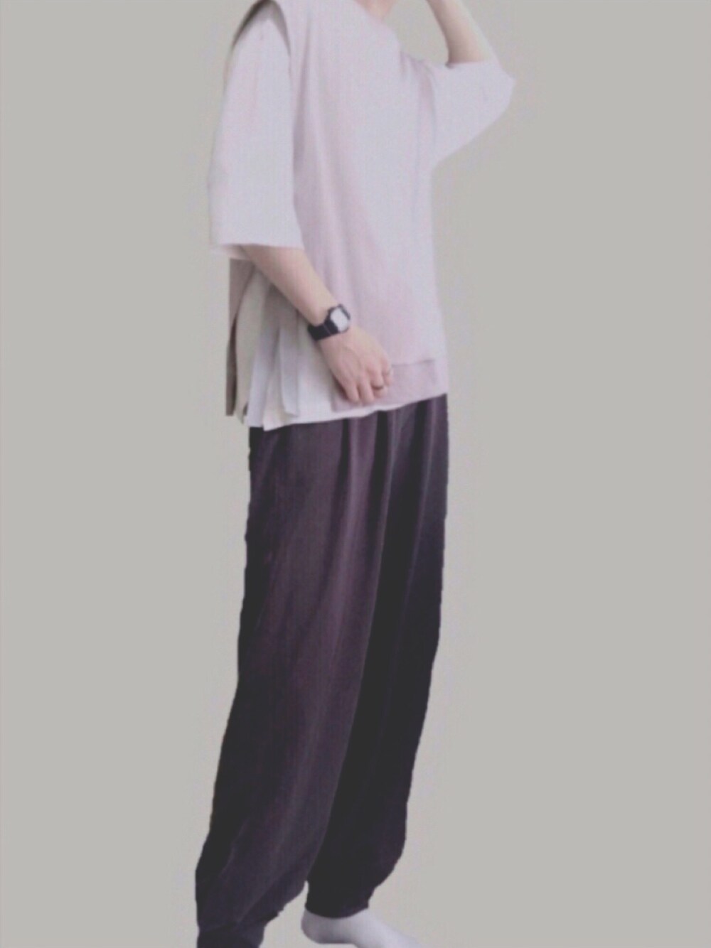 グレー系のその他パンツ、グレー系のベスト、ホワイト系のTシャツ/カットソーを着用したメンズの夏コーディネートの1枚目の写真