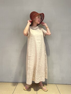 「URBAN RESEARCH（アーバンリサーチ）のタックデザインラミーワンピース（ワンピース、ホワイト系）」を使った、河村初美さん（レディース）の夏コーディネート