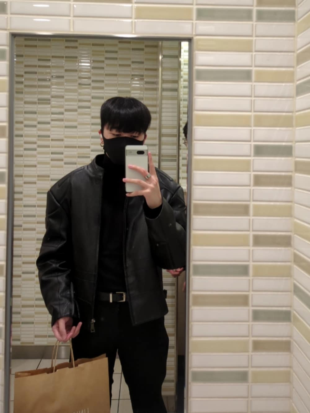 ブラック系のTシャツ/カットソーを着用したメンズの秋コーディネートの1枚目の写真