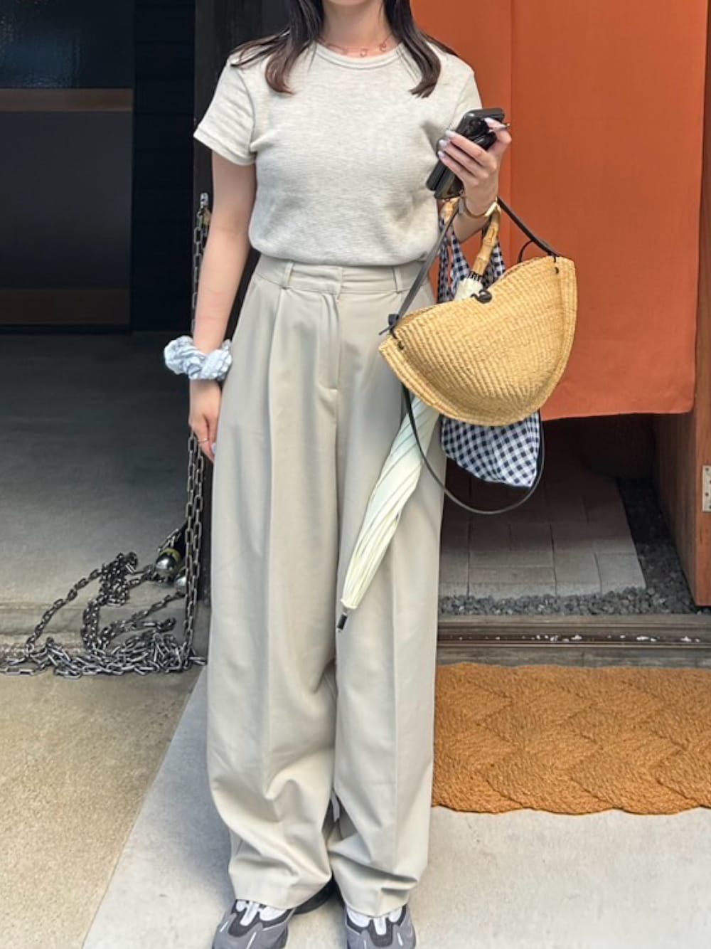 「ohotoro、スニーカー、スラックス、かごバッグ」｜「NEW BALANCEの1000（スニーカー、グレー系）」を使った、m.さん（レディース・160cm）の夏コーディネートの1枚目の写真