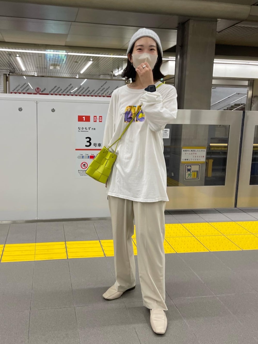 「秋のコーデ、カジュアルコーデ、オトナカジュアル、着回しコーデ、ホワイト、オールホワイト、おしゃれさんと繋がりたい、ootd、スラックス、ボッテガヴェネタ、アダムエロペ(ADAM ET ROPE')、ニット帽」｜「SLOBE IENAのSLOBE ニットキャップ（ニットキャップ/ビーニー、グレー系）」を使った、m.さん（レディース・160cm）の秋コーディネートの1枚目の写真