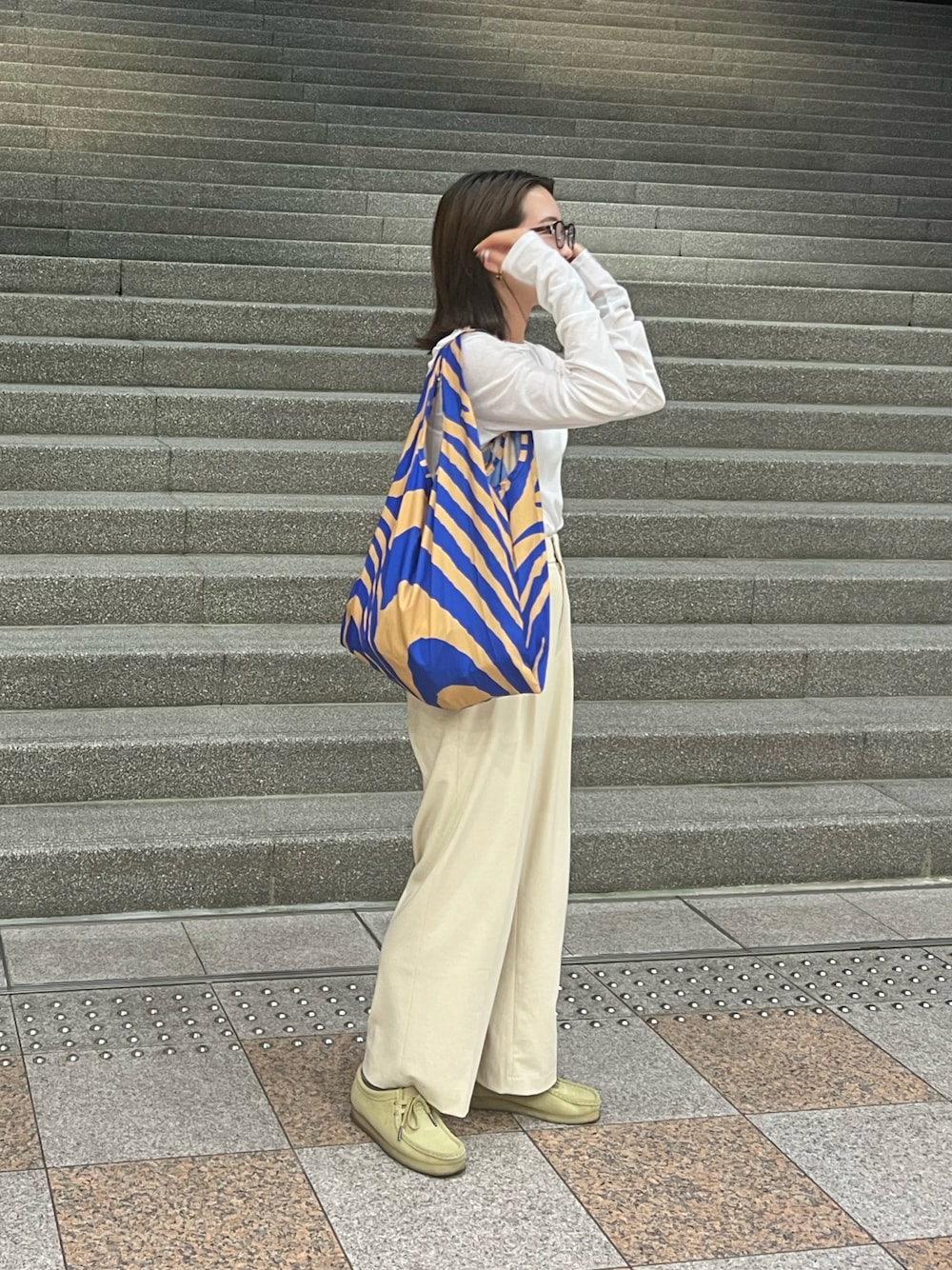 「clarks、ホワイト」｜「Ray BEAMSのアイテム（バッグ、ブルー系）」を使った、m.さん（レディース・160cm）の夏コーディネートの1枚目の写真