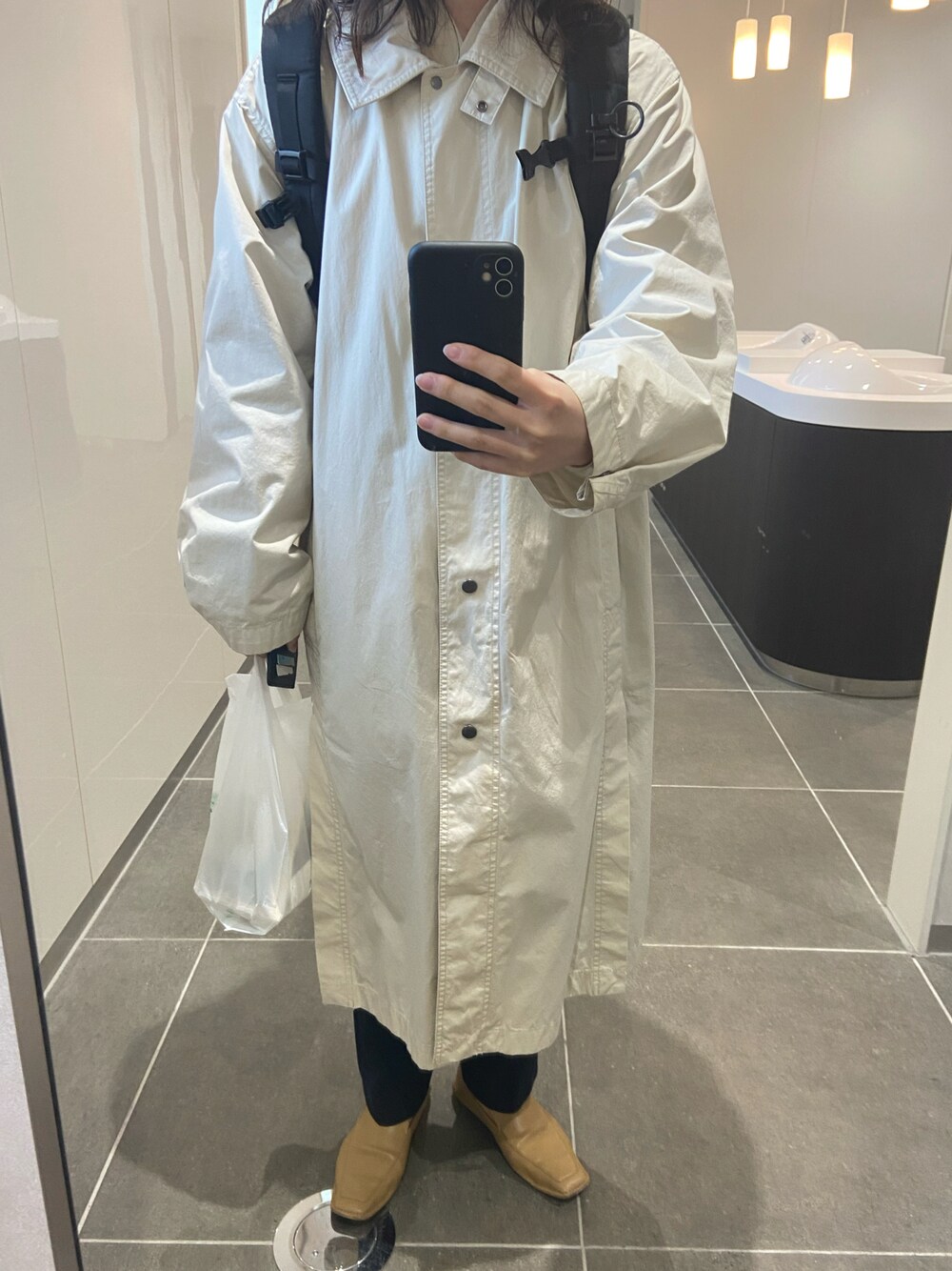 「オフィスカジュアル、ユニクロ、オトナカジュアル、出社コーデ、おしゃれさんと繋がりたい、ootd」｜「ARC'TERYXの【ARC'TERYX/アークテリクス】バックパック/リュック/MANTIS 26L BACKPACK（バックパック/リュック、ブラック系）」を使った、m.さん（レディース・160cm）の春コーディネートの1枚目の写真