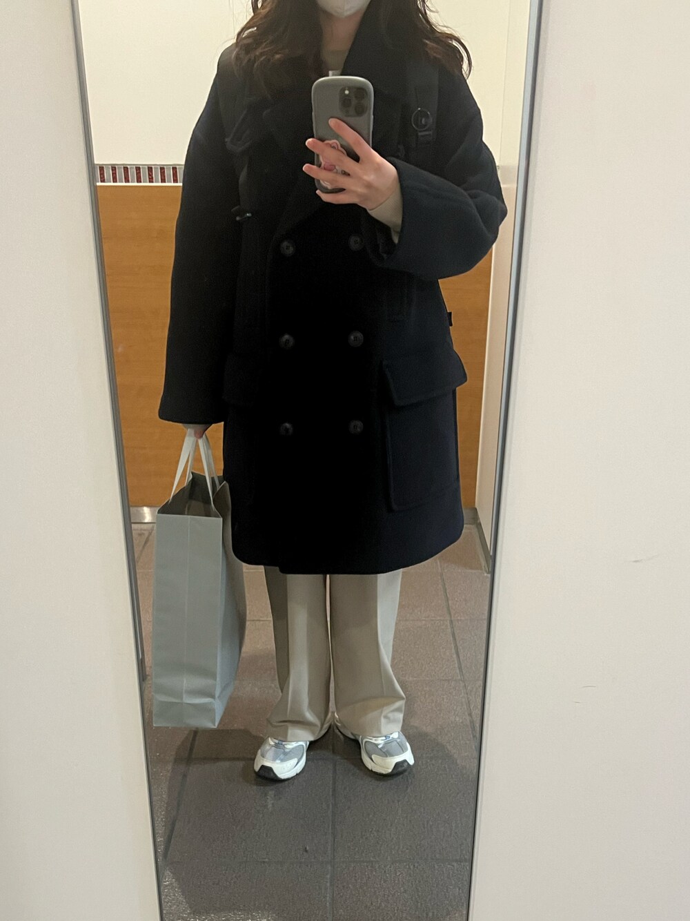 「シンプル、コート、スラックス、スニーカー、UNIQLO、ootd」｜「SLOBE IENAのメルトンビッグPコート（ピーコート、ブルー系）」を使った、m.さん（レディース・160cm）の冬コーディネートの1枚目の写真