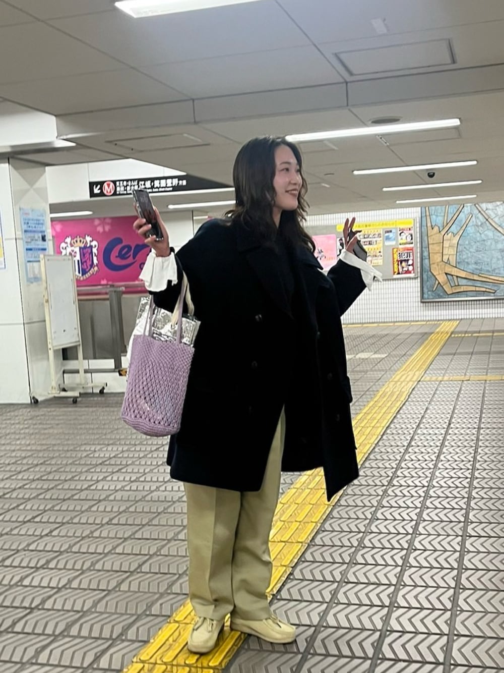 「カジュアル、カジュアルコーデ、クラークス、パンツスタイル、ootd」｜「6の＜6(ROKU)＞カルゼ パンツ 23FW（スラックス、グリーン系）」を使った、m.さん（レディース・160cm）の冬コーディネートの1枚目の写真