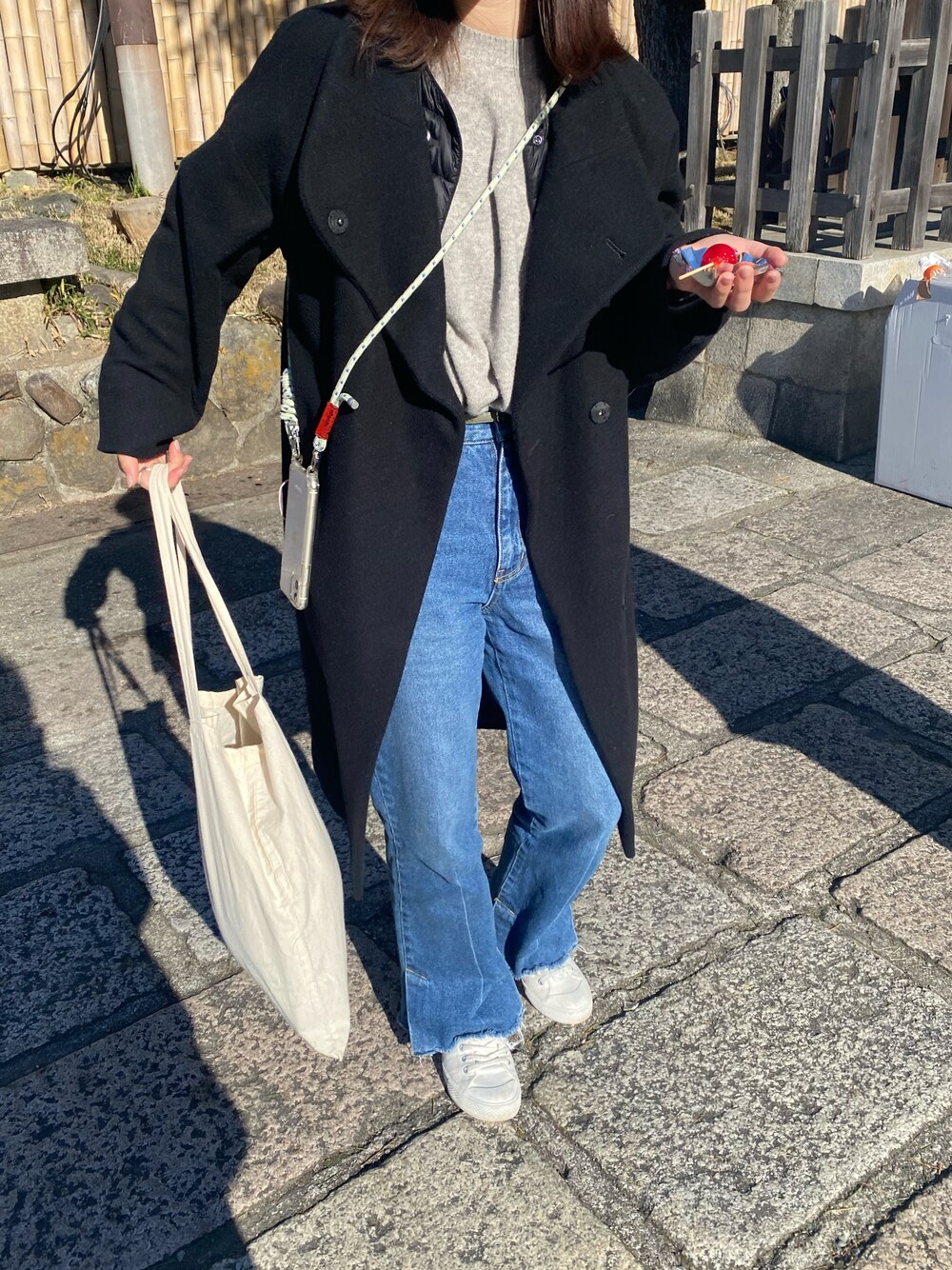 「大人カジュアル、お洒落さんとつながりたい、あったかコーデ、ootd、デニム、スニーカー」｜「B.C STOCKのアイテム（デニムパンツ、ブルー系）」を使った、m.さん（レディース・160cm）の冬コーディネートの1枚目の写真