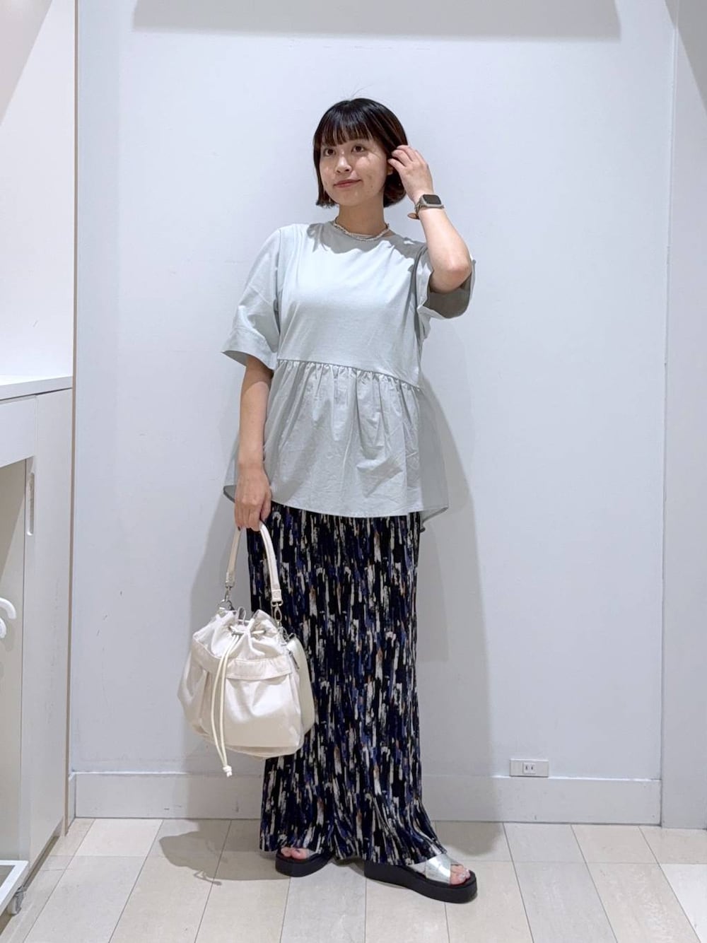 ホワイト系のショルダーバッグ、シルバー系のサンダル、ブラック系のその他パンツを着用したレディースの夏コーディネートの1枚目の写真