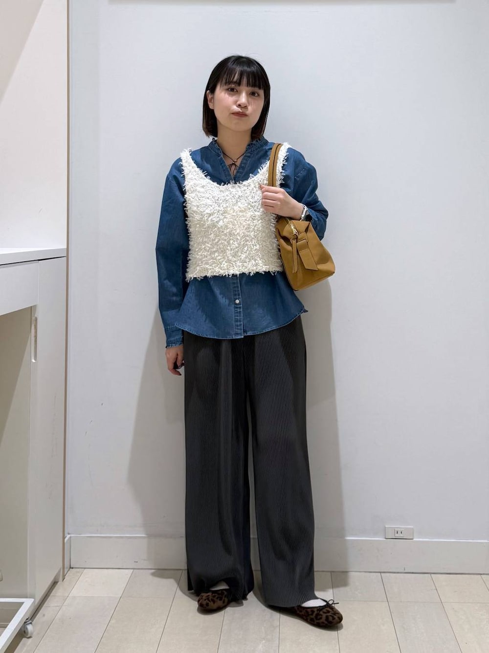 その他のバレエシューズ、ベージュ系のボストンバッグ、ブルー系のシャツ/ブラウスを着用したレディースの春コーディネートの1枚目の写真