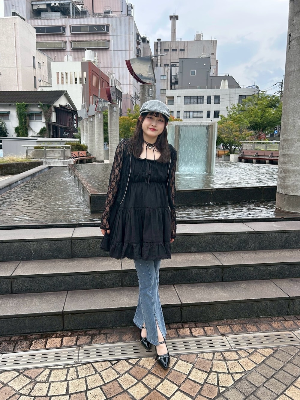 「INGNI、INGNIコーデ、INGNIスタッフ、甘辛ミックス、フレアパンツ、フレアデニム、ハンチング帽、レイヤードスタイル、ストリートMIX」｜「INGNIのコットンレースティアードミニキャミワンピース（ワンピース、ブラック系）」を使った、murさん（レディース・156cm）の夏コーディネートの1枚目の写真