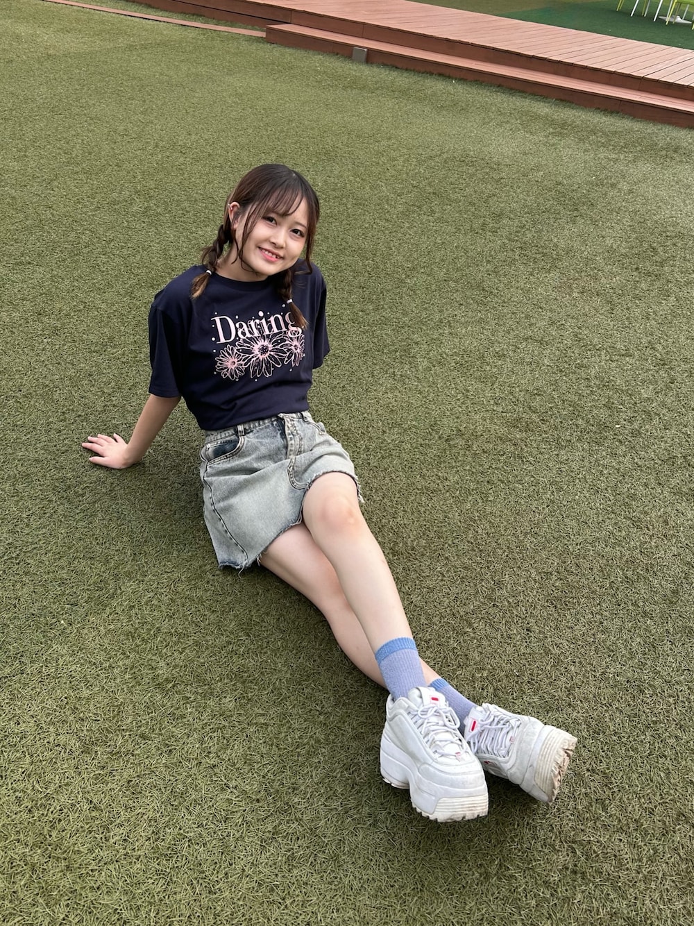 「INGNI、INGNIスタッフ、ロゴT、厚底シューズ、夏コーデ、デニムスカート」｜「INGNIのフラワーロゴTシャツ（Tシャツ/カットソー、ブルー系）」を使った、murさん（レディース・156cm）の夏コーディネートの1枚目の写真