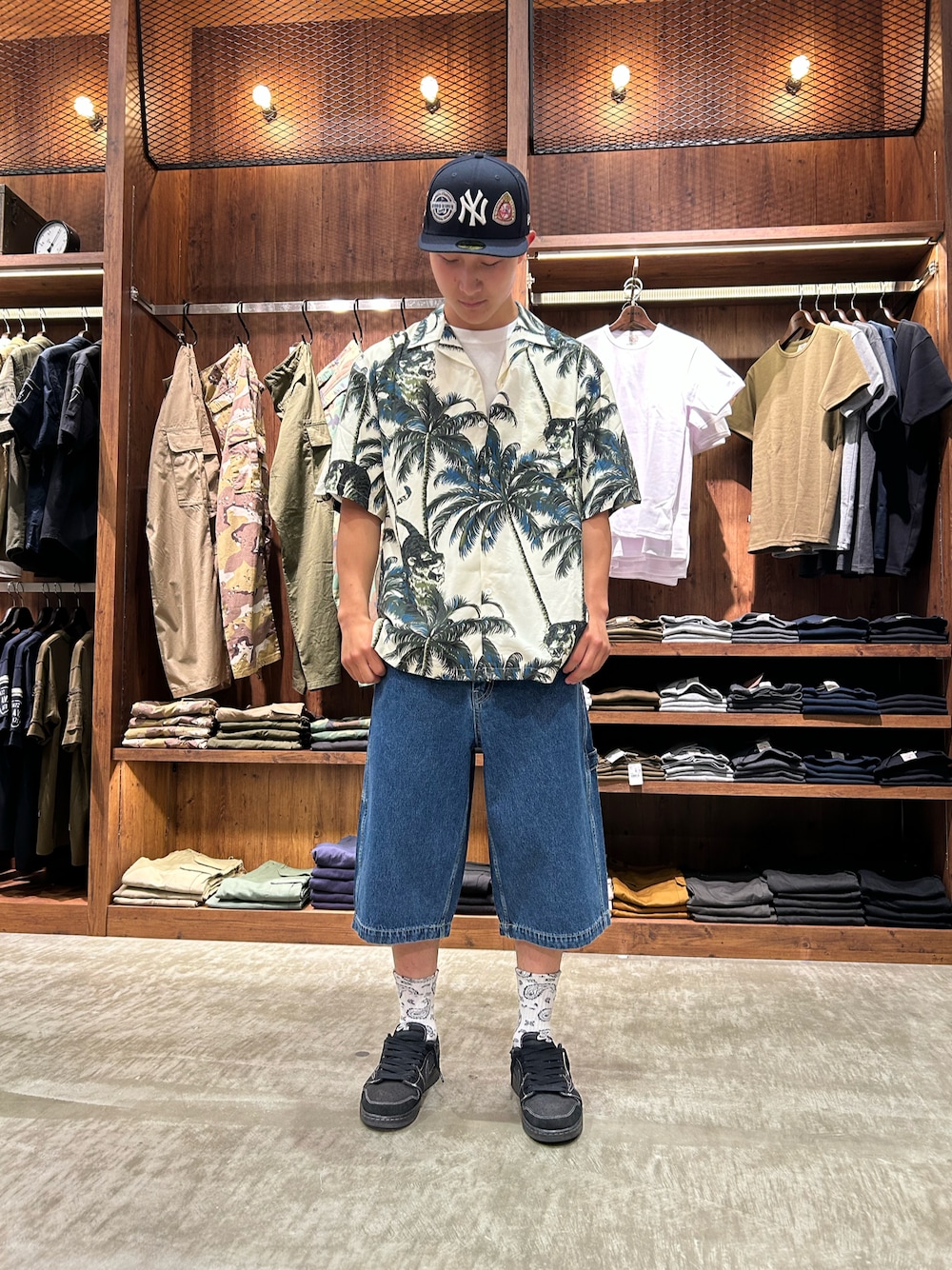「柄シャツ、AVIREX、お出かけコーデ、クロップドパンツ、夏コーデ、アロハシャツ、白Tシャツ、半袖シャツ、海コーデ、AVIREX海老名」｜「AVIREXのALOHA SHIRT "TIGER & PALM TREE" / アロハシャツ "タイガー＆ パームツリー" / AVIREX / アヴィレックス（シャツ/ブラウス、ホワイト系）」を使った、FUUGAさん（メンズ・173cm）の夏コーディネートの1枚目の写真