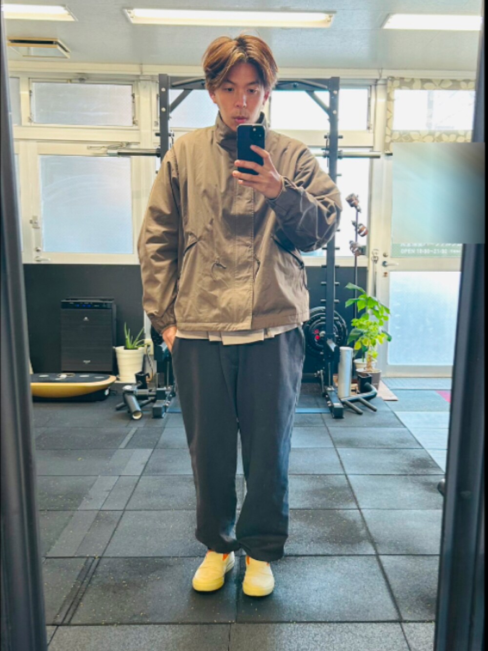 「UNIQLO、真冬のあったかスタイル、古着MIX、今日のコーデ、スウェット、古着、おしゃれさんと繋がりたい、いいね、save、フォローお願いします🤑」｜「JOURNAL STANDARDのアイテム（ナイロンジャケット、ブラウン系）」を使った、TSUCKTさん（骨格ストレート・メンズ・170cm）の冬コーディネートの1枚目の写真